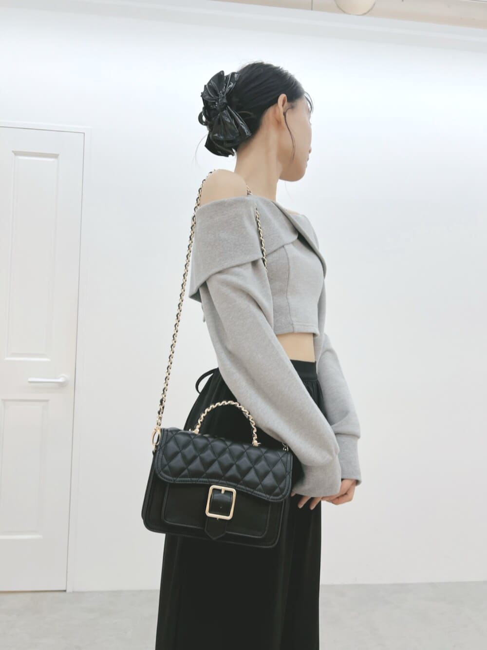 ブラック系のショルダーバッグ、ブラック系のサンダル、グレー系のTシャツ/カットソーを着用したレディースの夏コーディネートの8枚目の写真