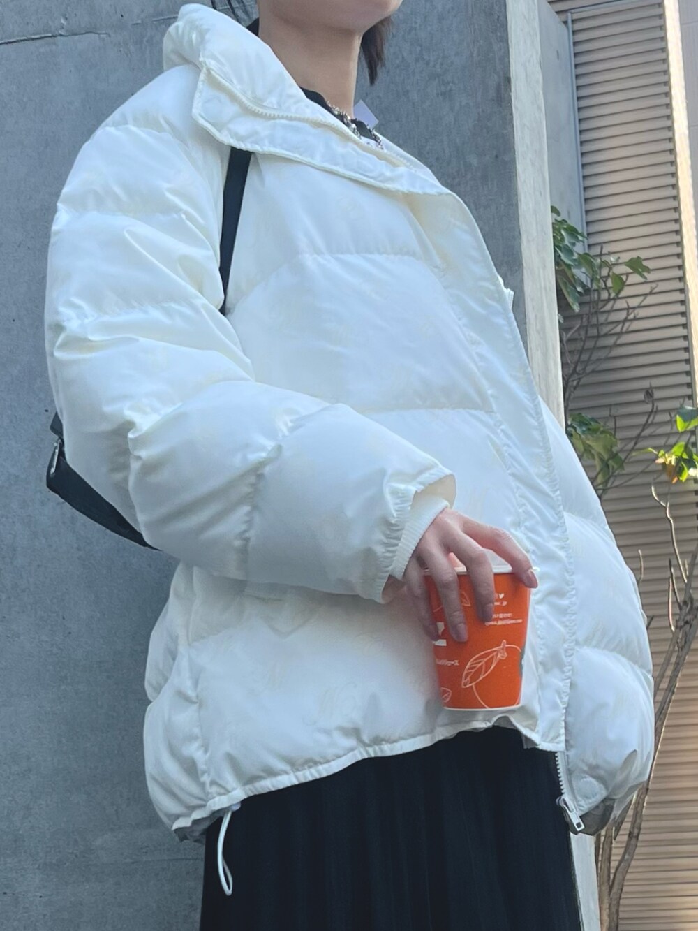 ホワイト系のダウンジャケット/コートを着用したレディースの秋コーディネートの4枚目の写真