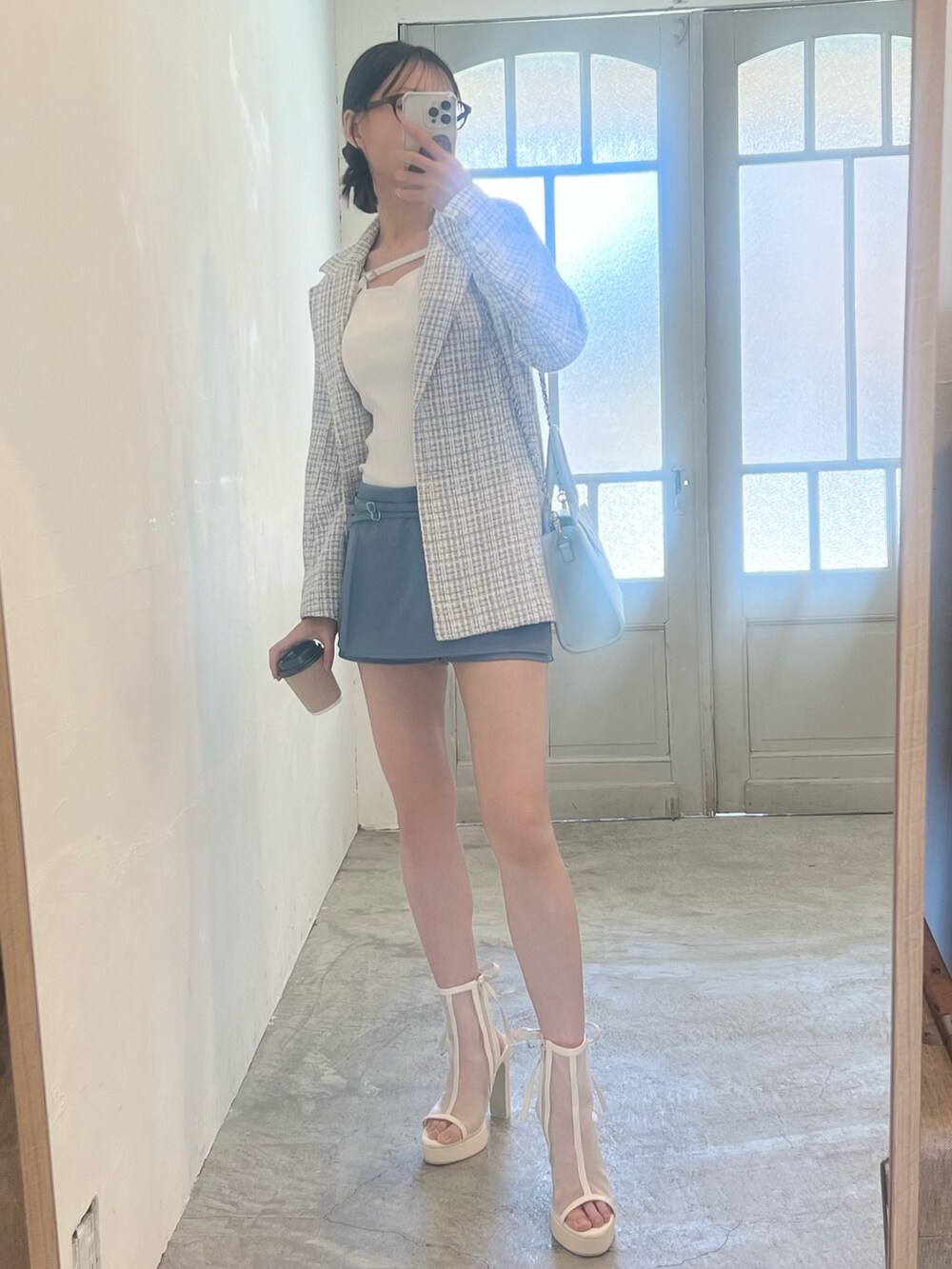 ブルー系のその他パンツ、ブルー系のテーラードジャケット、ホワイト系のサンダルを着用したレディースの春コーディネートの2枚目の写真