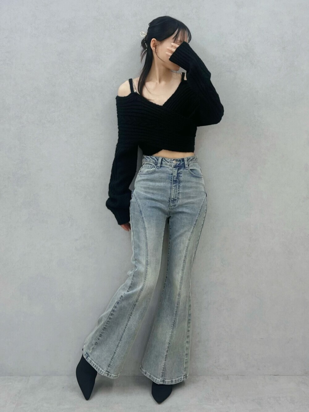 ブラック系のブーツ、ブルー系のデニムパンツ、ブラック系のニット/セーターを着用したレディースの冬コーディネートの4枚目の写真