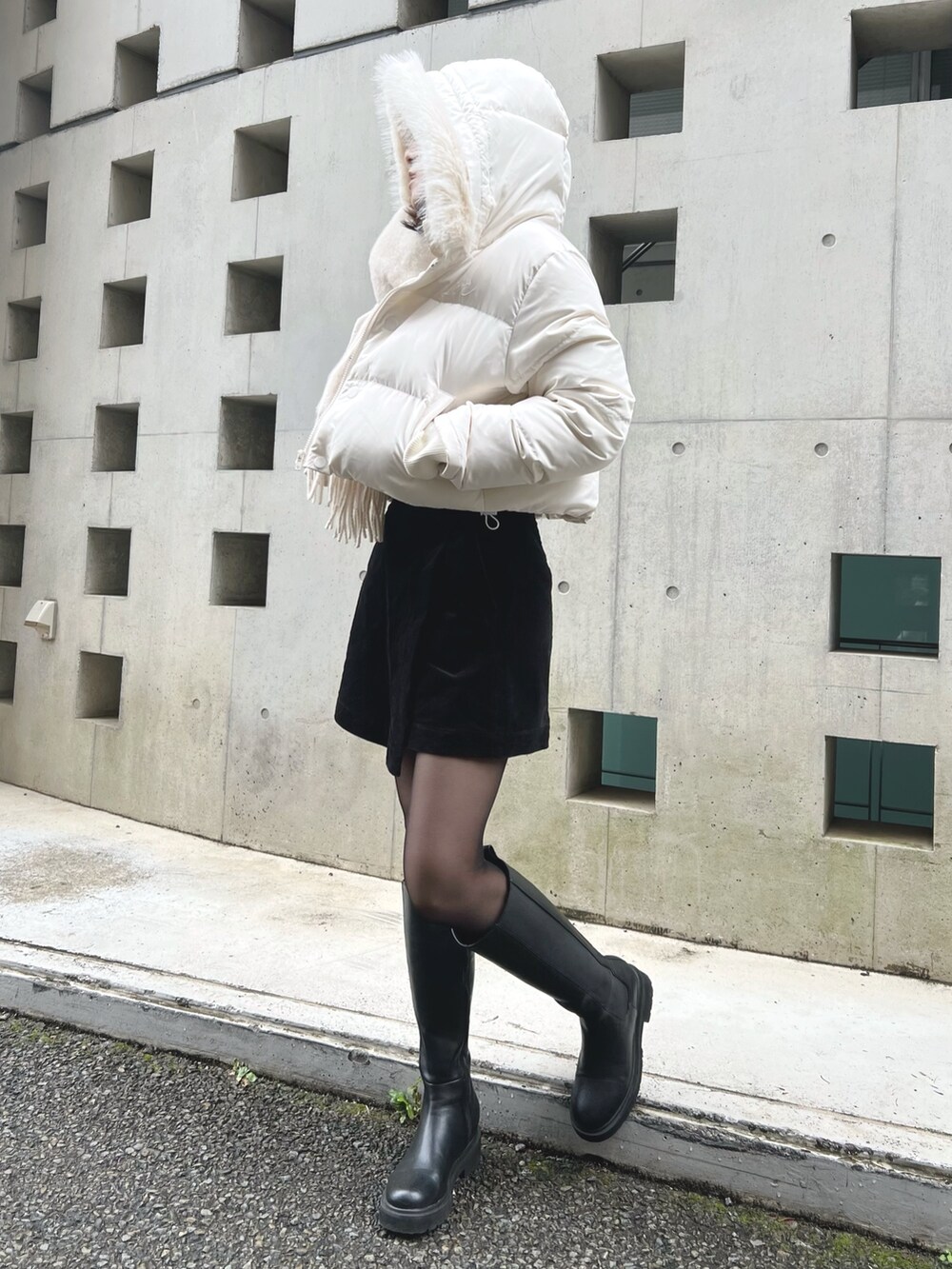 ホワイト系のブルゾン、ホワイト系のマフラーを着用したレディースの冬コーディネートの4枚目の写真