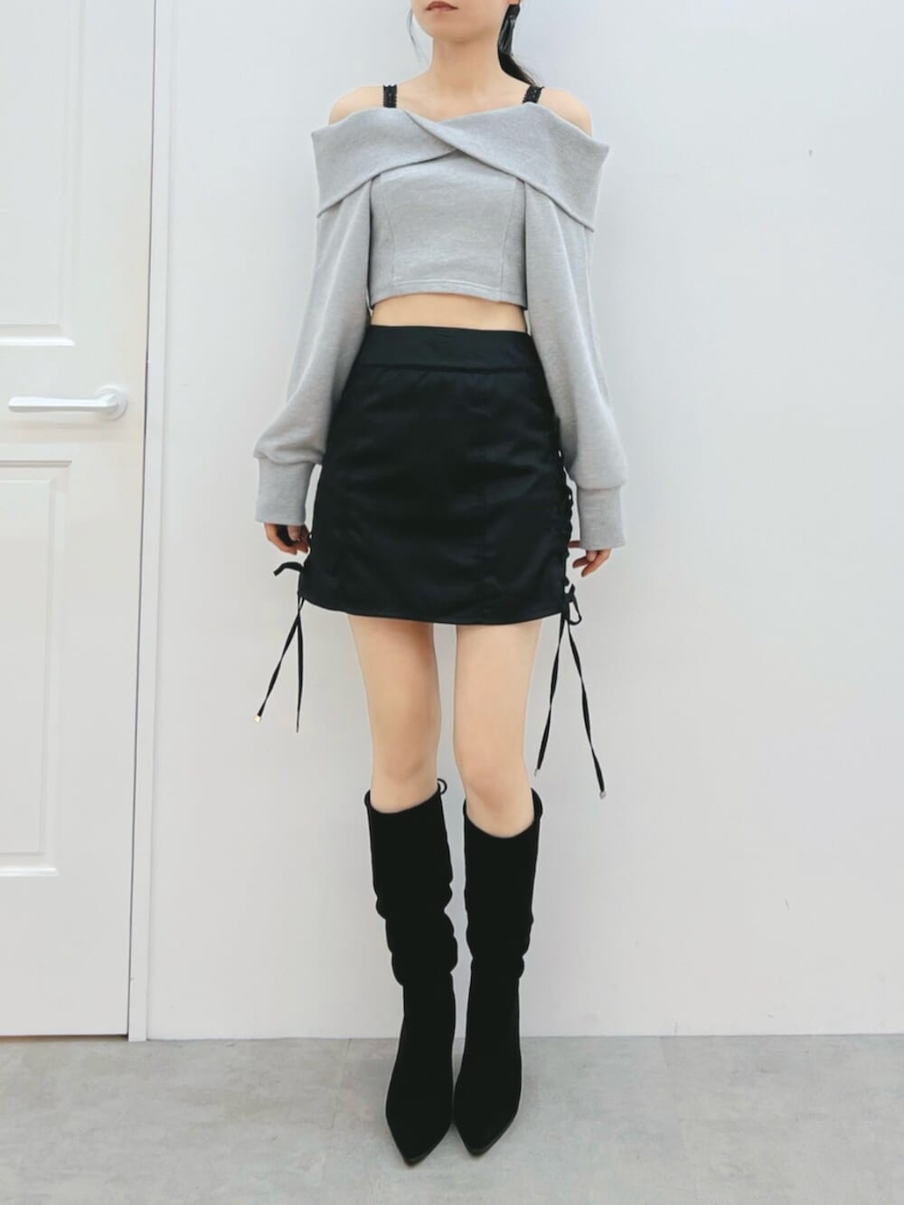 その他のブーツ、グレー系のTシャツ/カットソー、ブラック系のスカートを着用したレディースの夏コーディネートの2枚目の写真