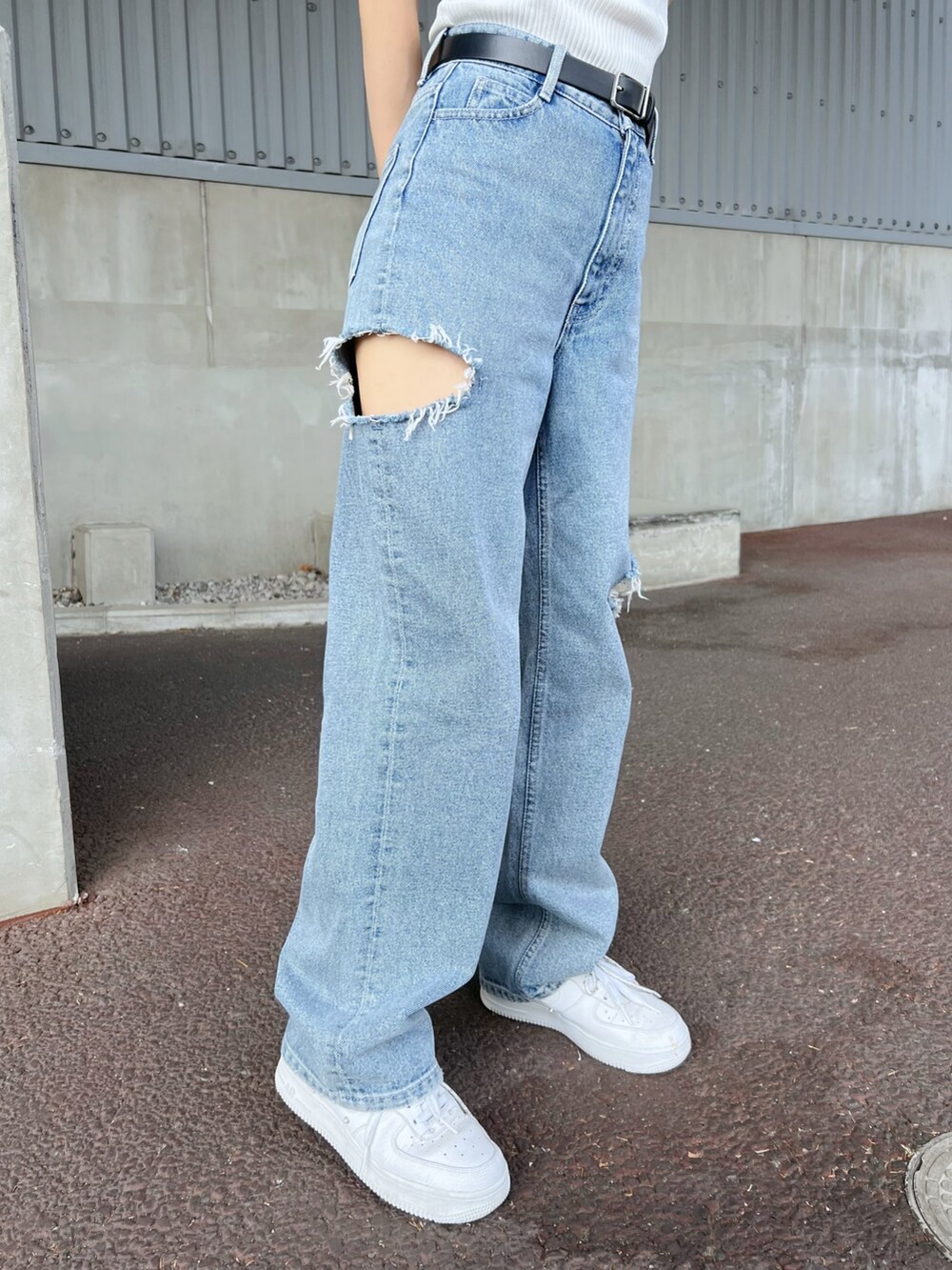 ブルー系のデニムパンツ、ホワイト系のTシャツ/カットソーを着用したレディースの夏コーディネートの8枚目の写真