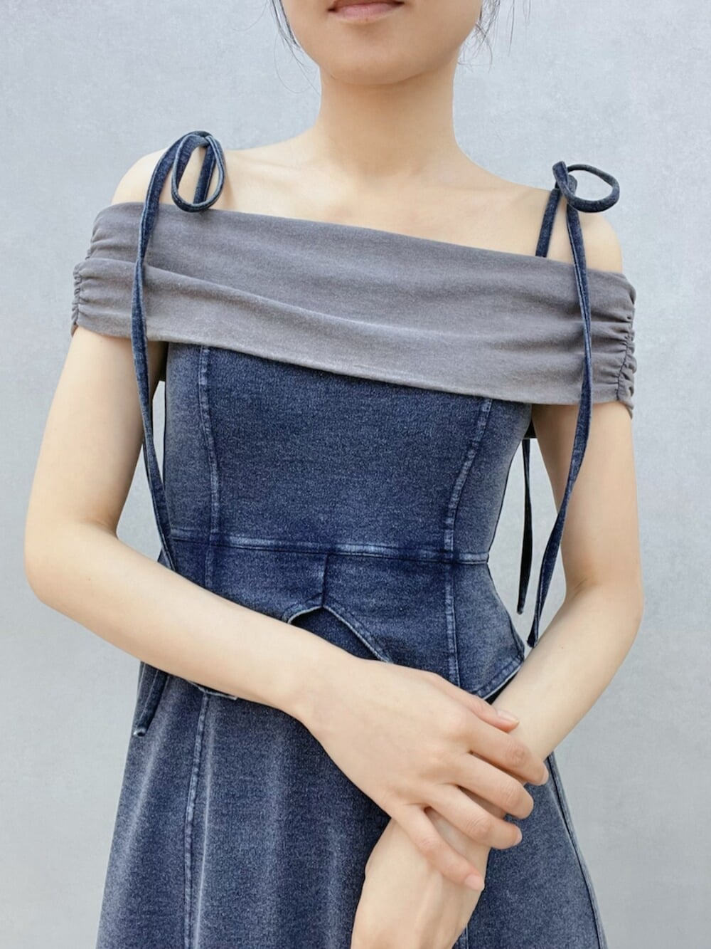 ブラック系のサンダル、ブルー系のワンピースを着用したレディースの秋コーディネートの6枚目の写真