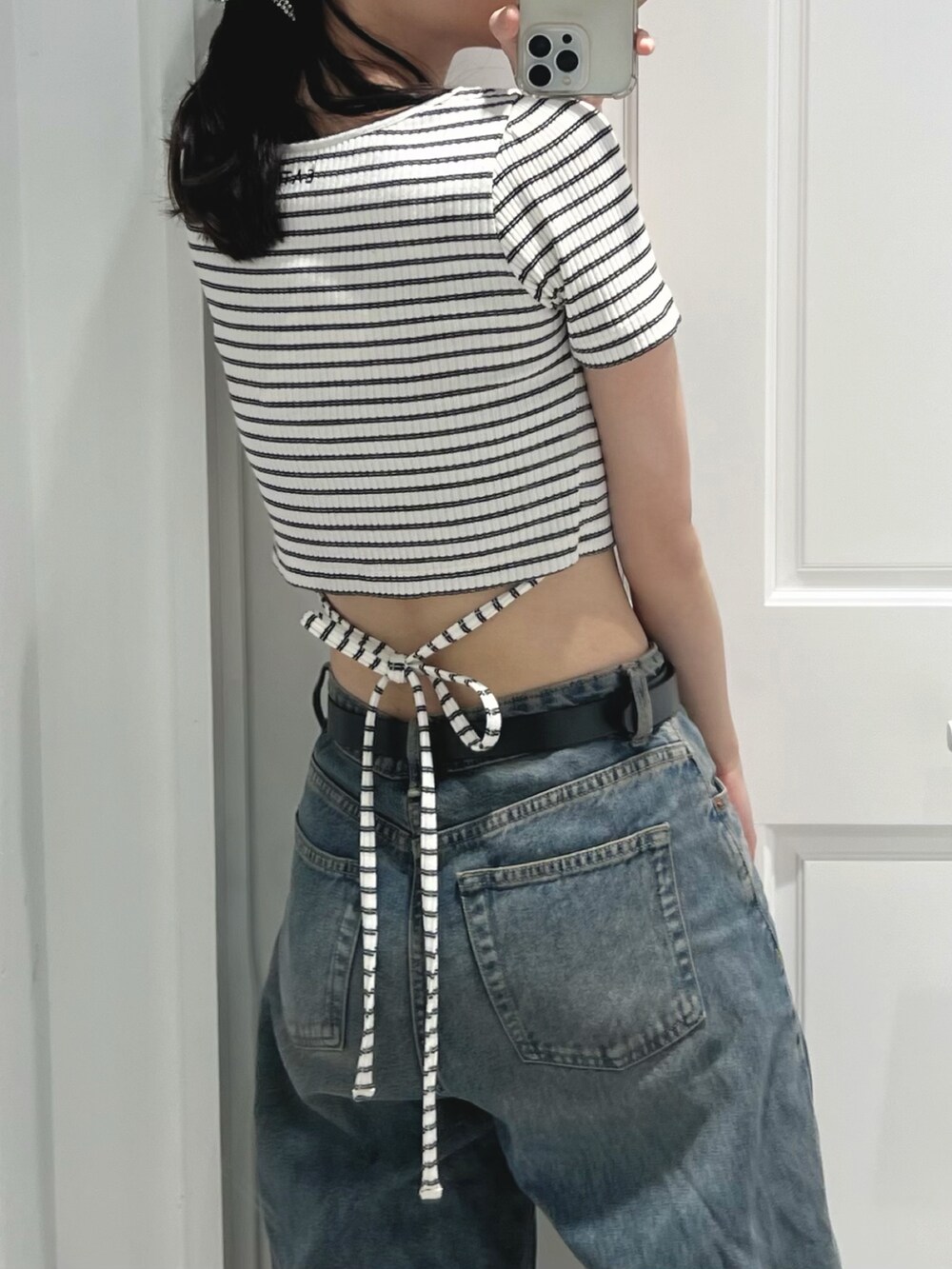 ブラック系のブーツ、その他のTシャツ/カットソーを着用したレディースの春コーディネートの7枚目の写真