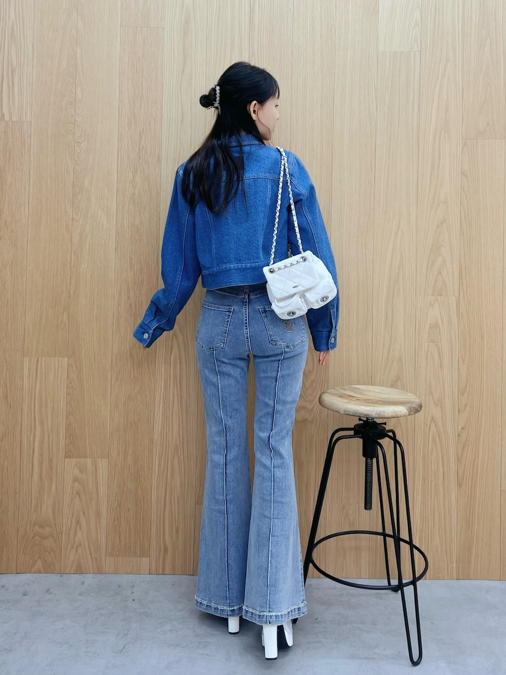 イエロー系のシャツ/ブラウス、ブルー系のデニムパンツ、ブルー系のデニムジャケットを着用したレディースの春コーディネートの3枚目の写真