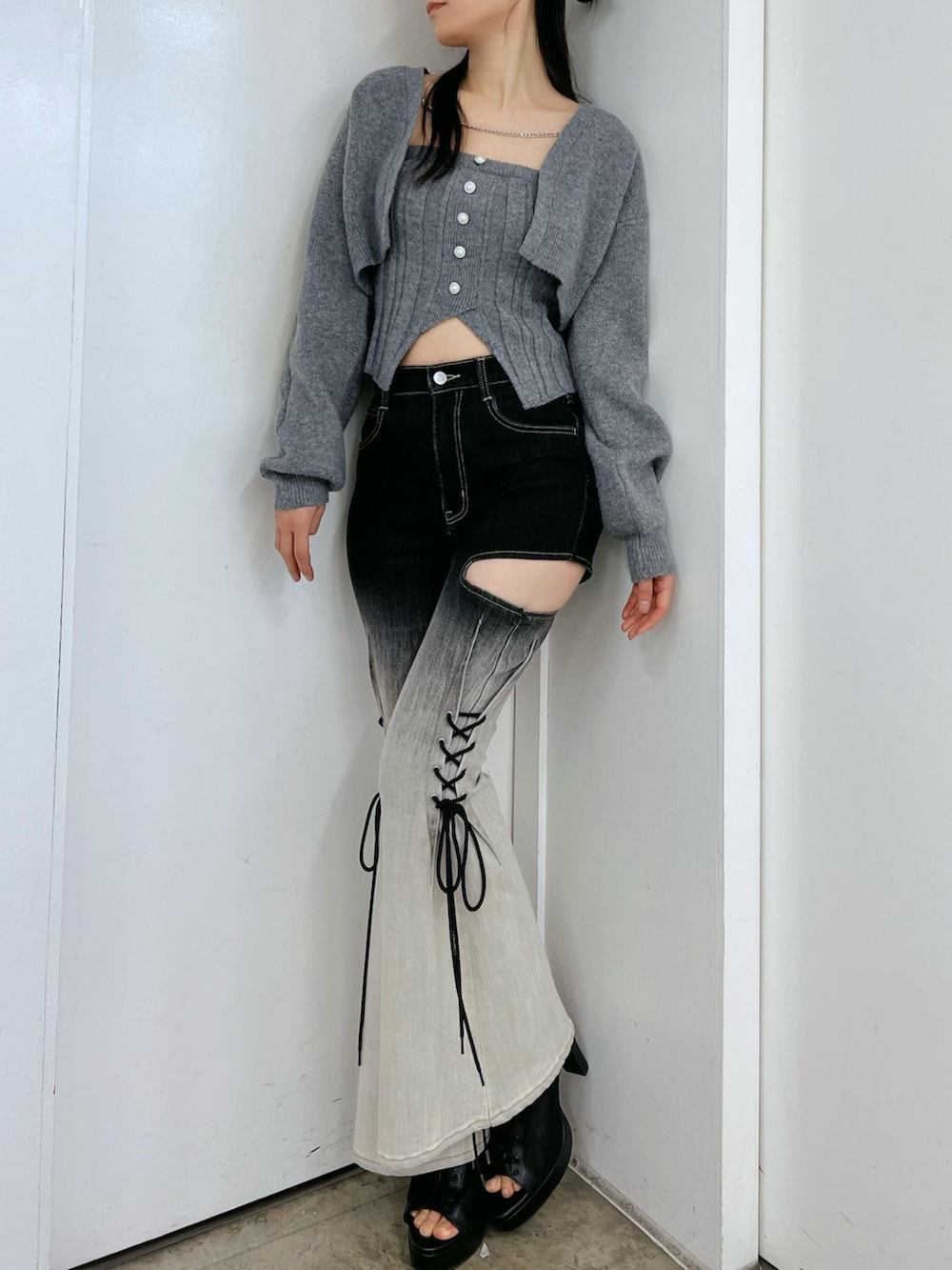 その他のデニムパンツ、グレー系のニット/セーター、ブラック系のブーツを着用したレディースの冬コーディネートの4枚目の写真