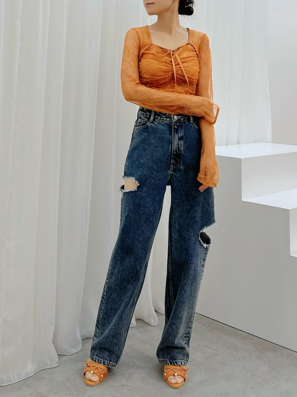 ブルー系のデニムパンツ、オレンジ系のシャツ/ブラウス、オレンジ系のサンダルを着用したレディースの秋コーディネートの4枚目の写真