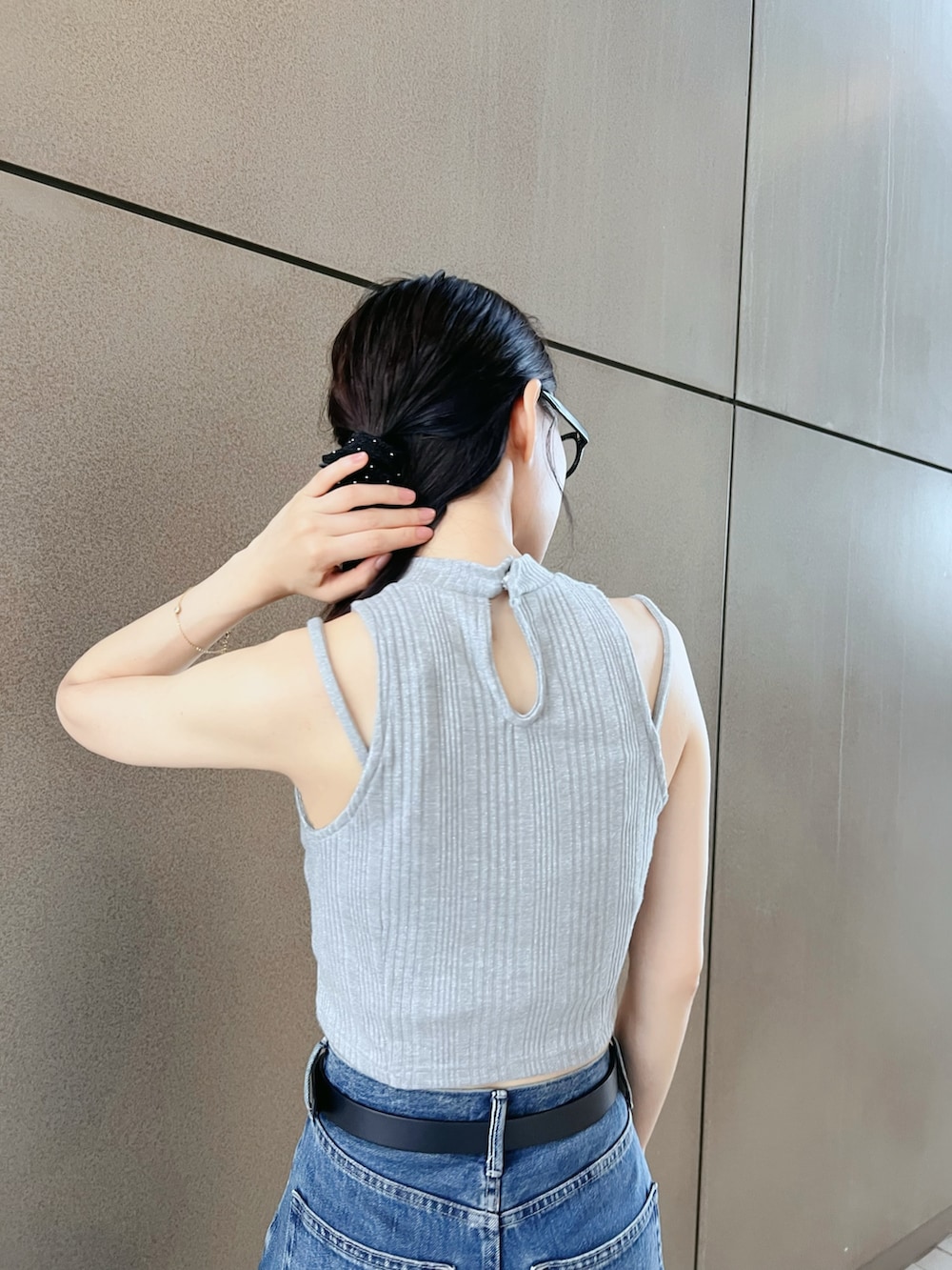 グレー系のタンクトップを着用したレディースの夏コーディネートの6枚目の写真