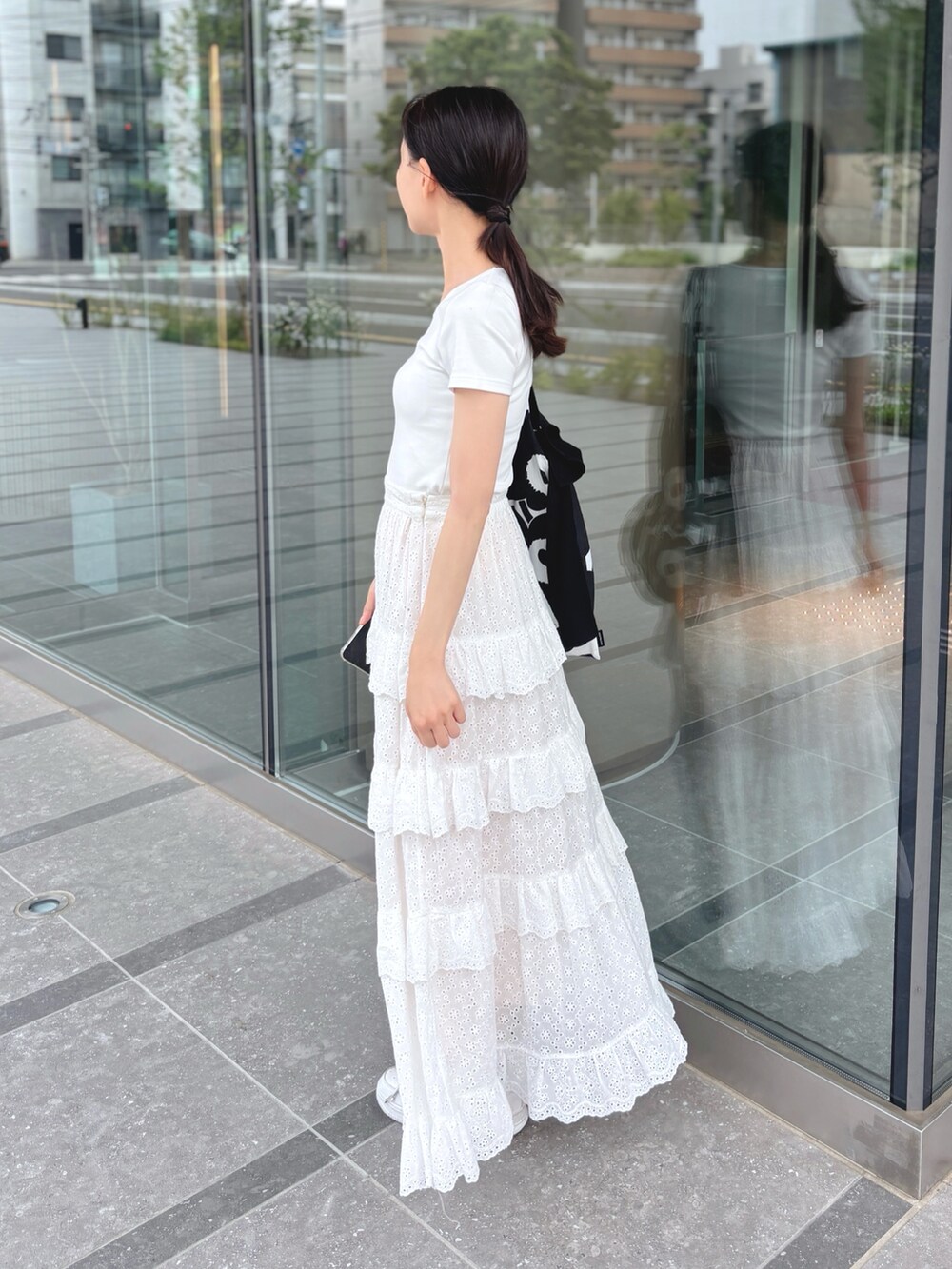 ホワイト系のスカート、ホワイト系のTシャツ/カットソーを着用したレディースの夏コーディネートの2枚目の写真