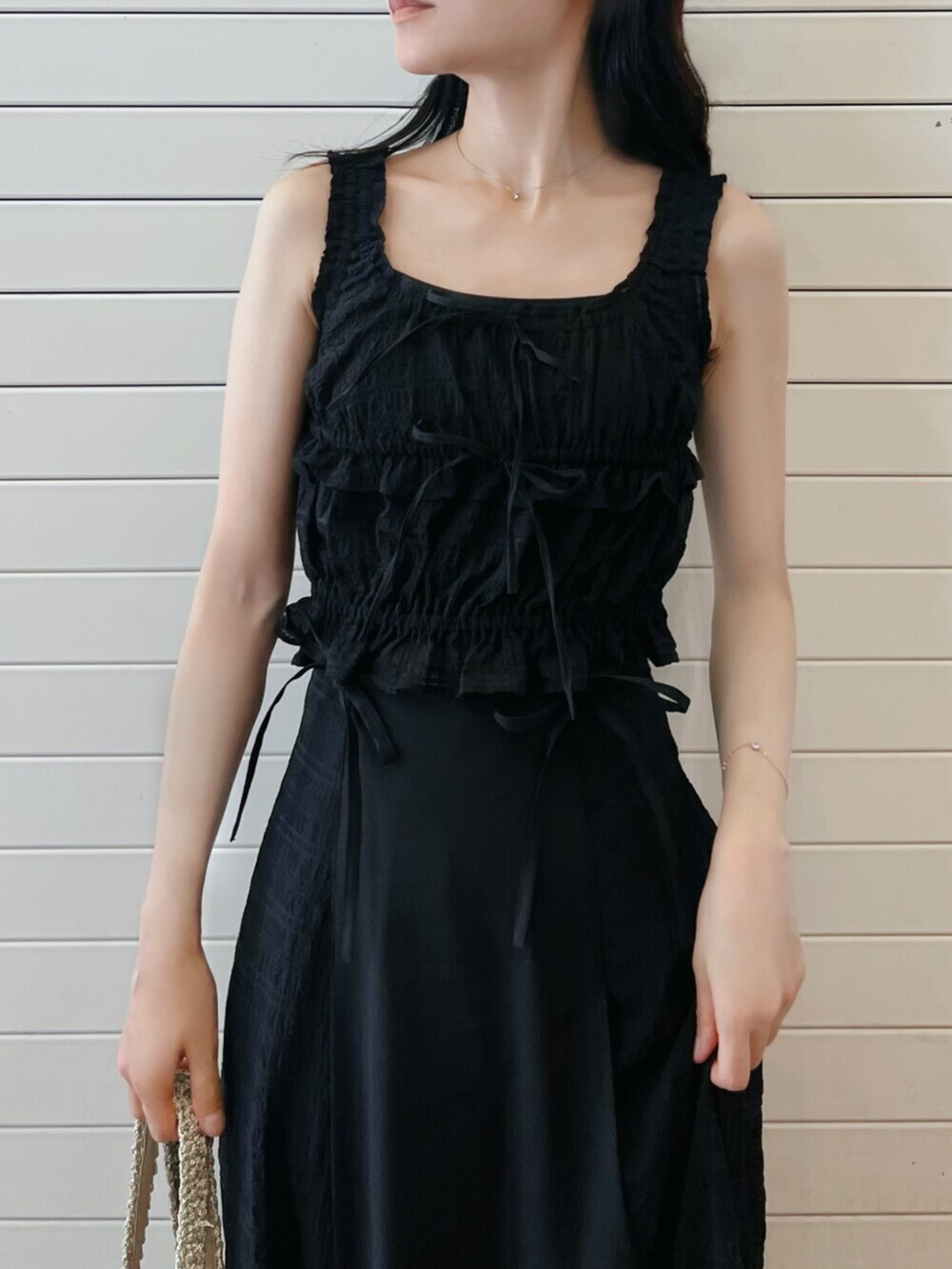 ブラック系のスカート、ブラック系のキャミソールを着用したレディースの夏コーディネートの4枚目の写真