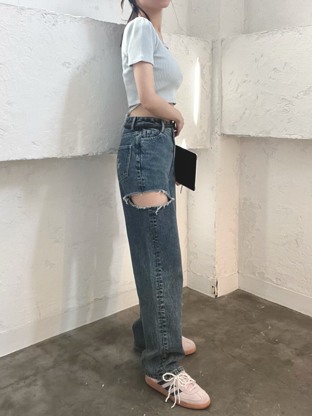 ブルー系のTシャツ/カットソー、ブルー系のデニムパンツ、ブラック系のベルトを着用したレディースの春コーディネートの4枚目の写真