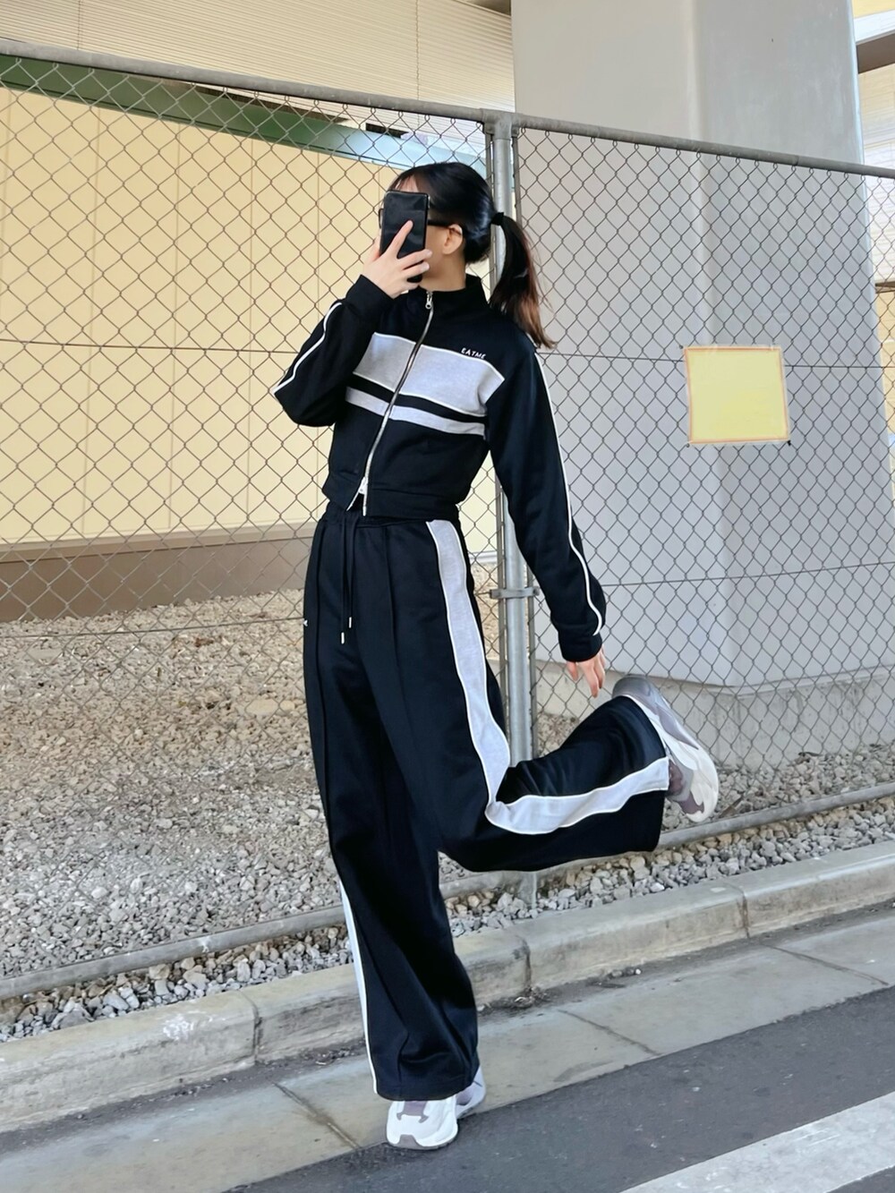 ブラック系のスウェットパンツ、ブラック系のスウェットを着用したレディースの冬コーディネートの2枚目の写真