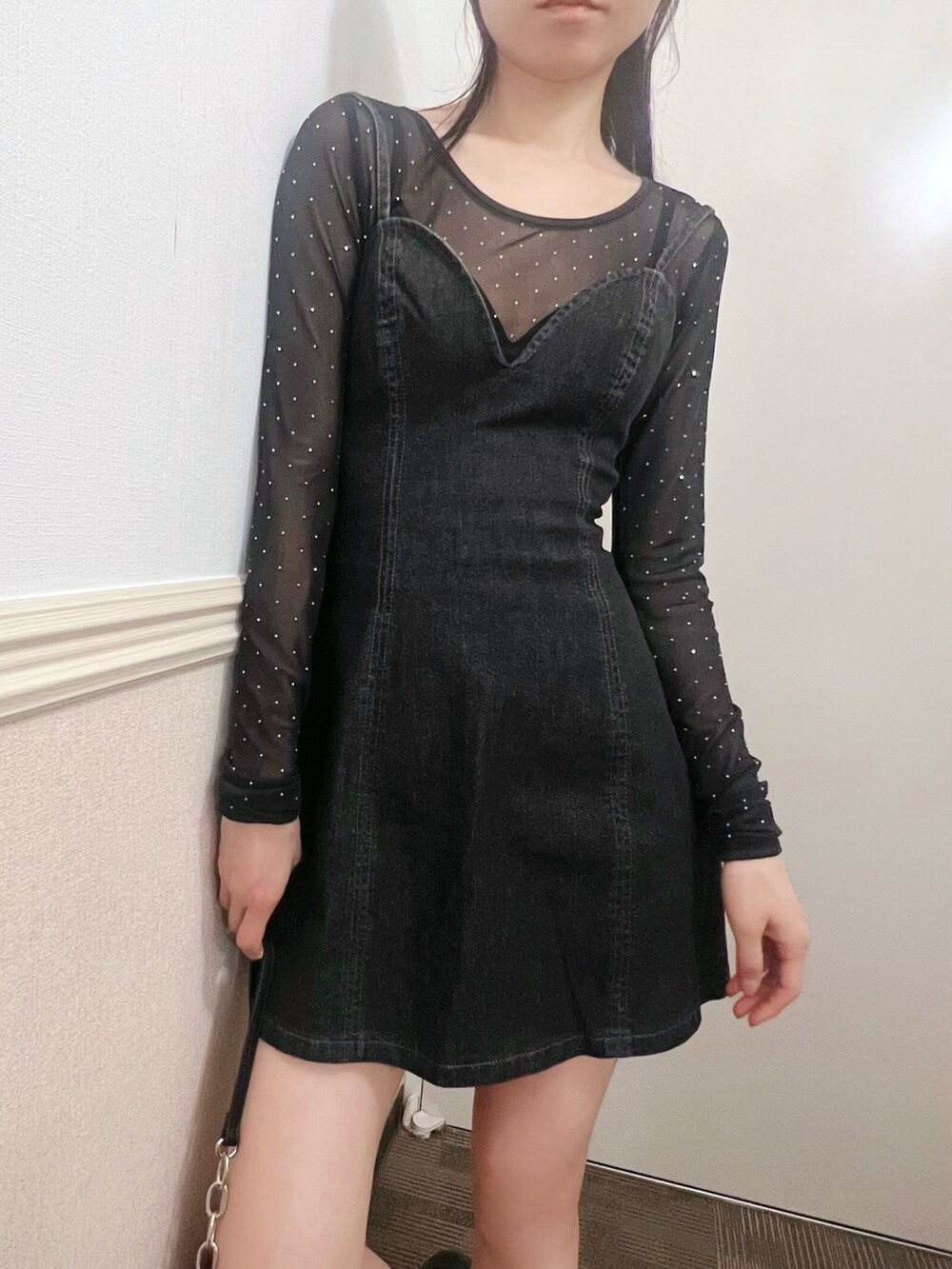 ブラック系のワンピース、ブラック系のTシャツ/カットソーを着用したレディースの夏コーディネートの5枚目の写真