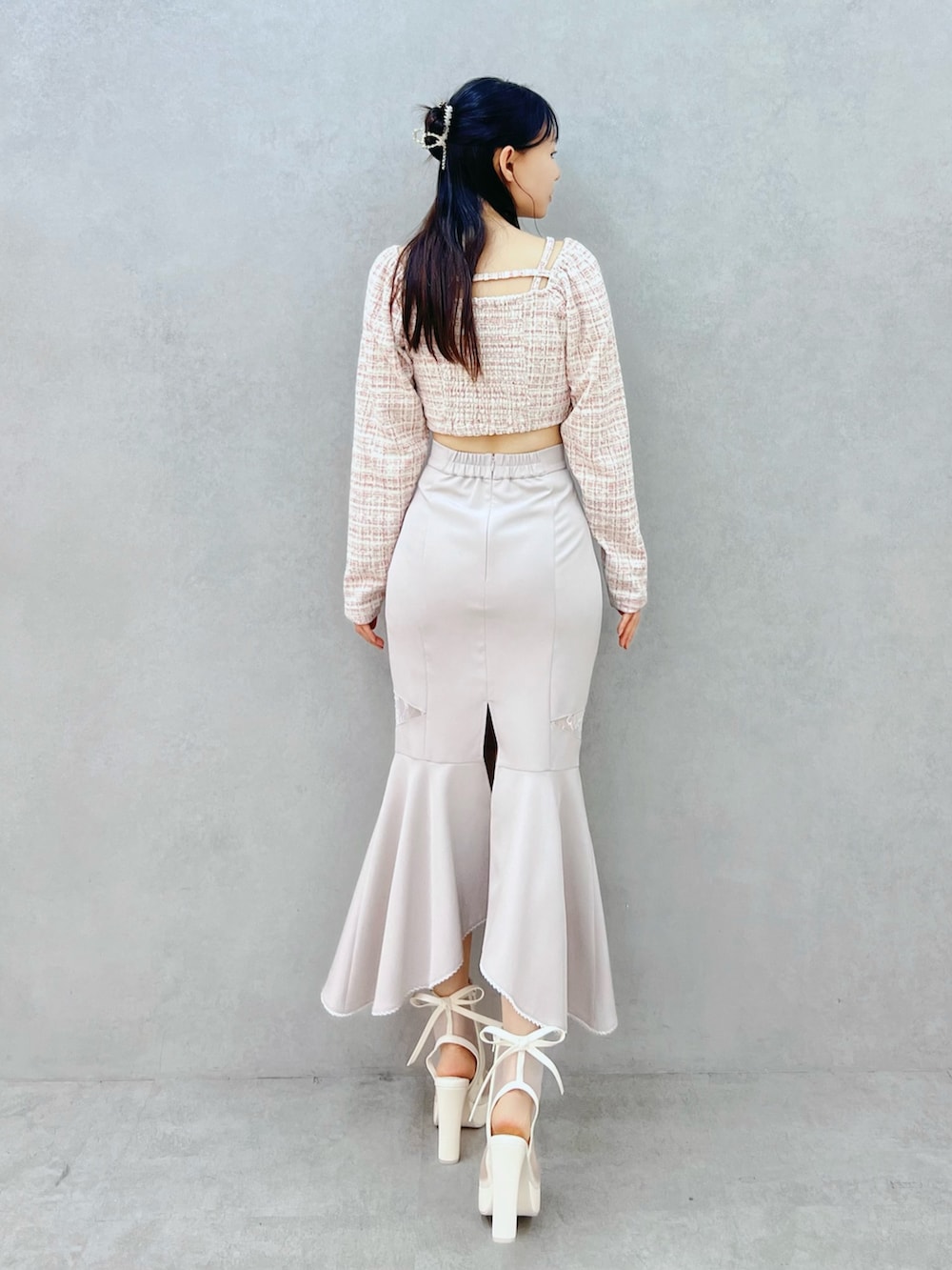 グレー系のスカート、ホワイト系のサンダル、ピンク系のシャツ/ブラウスを着用したレディースの春コーディネートの3枚目の写真