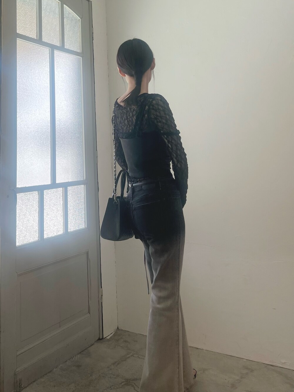 ブラック系のデニムパンツ、ブラック系のTシャツ/カットソー、ブラック系のTシャツ/カットソーを着用したレディースの春コーディネートの5枚目の写真