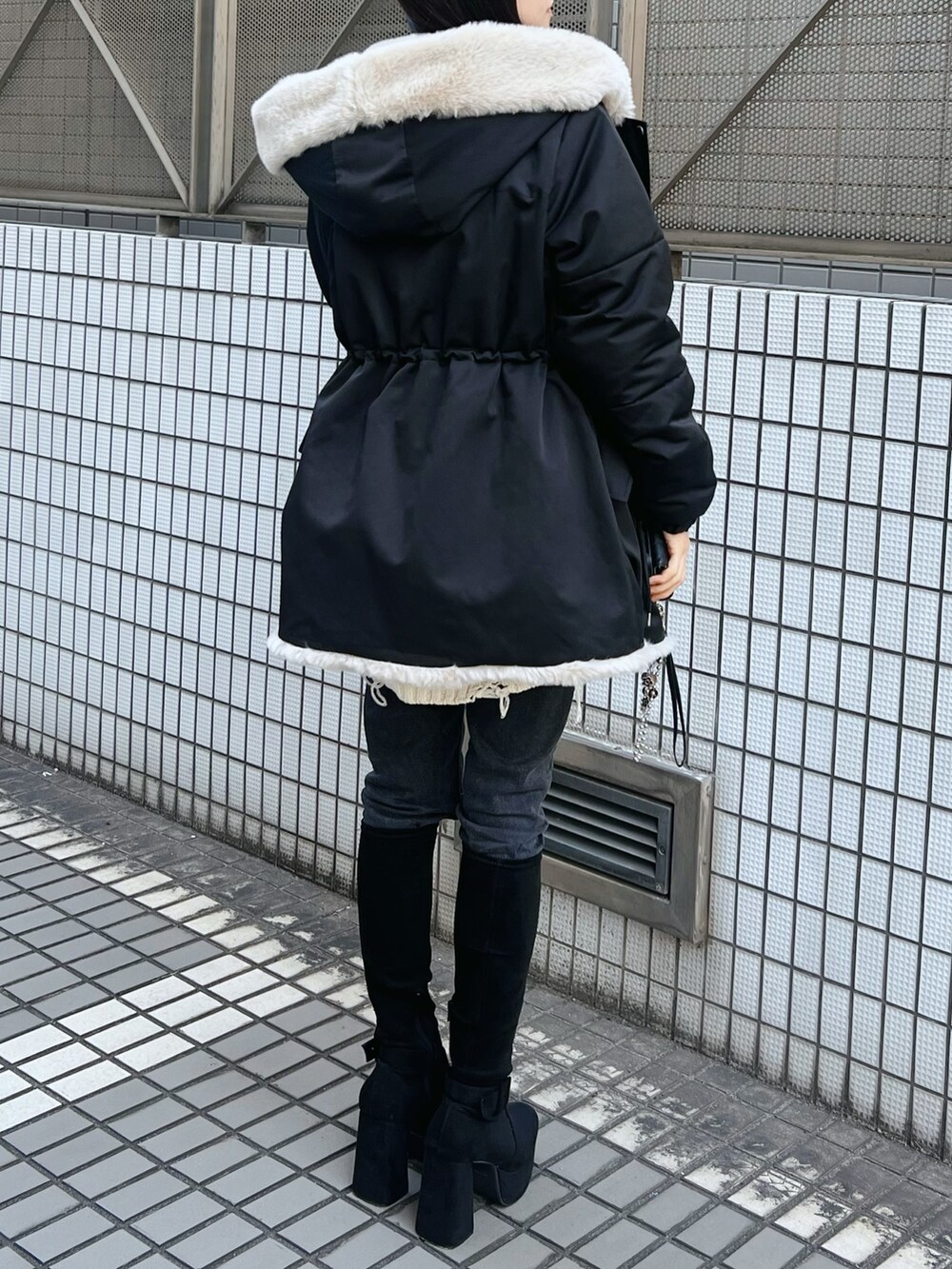 ブラック系のその他アウター、ブラック系のブーツを着用したレディースの秋コーディネートの3枚目の写真