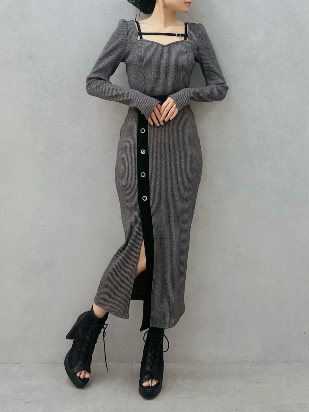 グレー系のスカート、グレー系のTシャツ/カットソー、ブラック系のブーツを着用したレディースの冬コーディネートの4枚目の写真