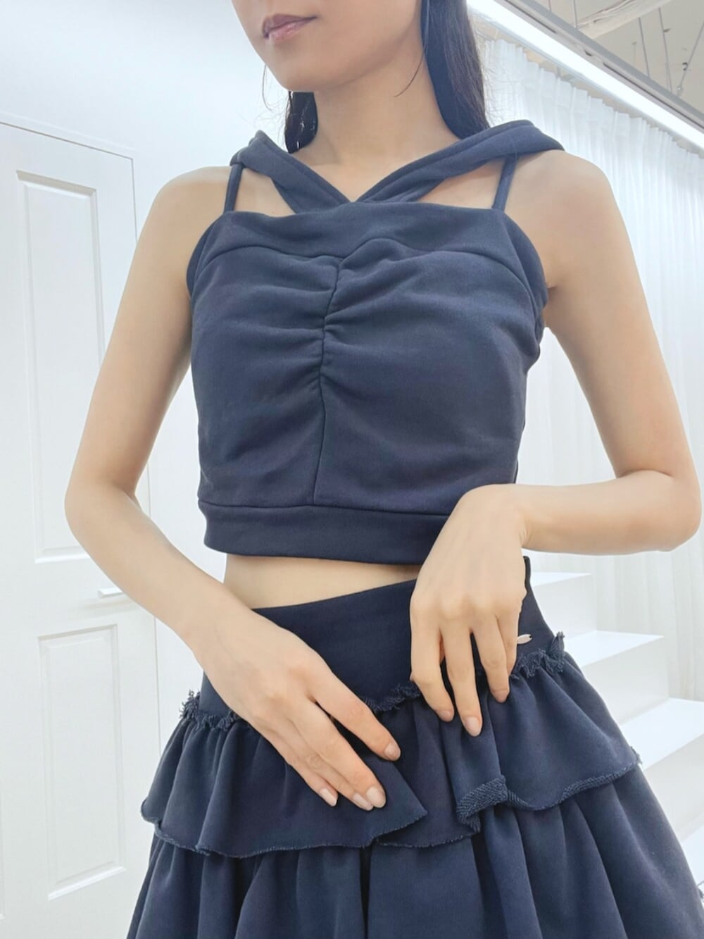 ブラック系のサンダル、ブルー系のスカート、ブルー系のキャミソールを着用したレディースの秋コーディネートの6枚目の写真