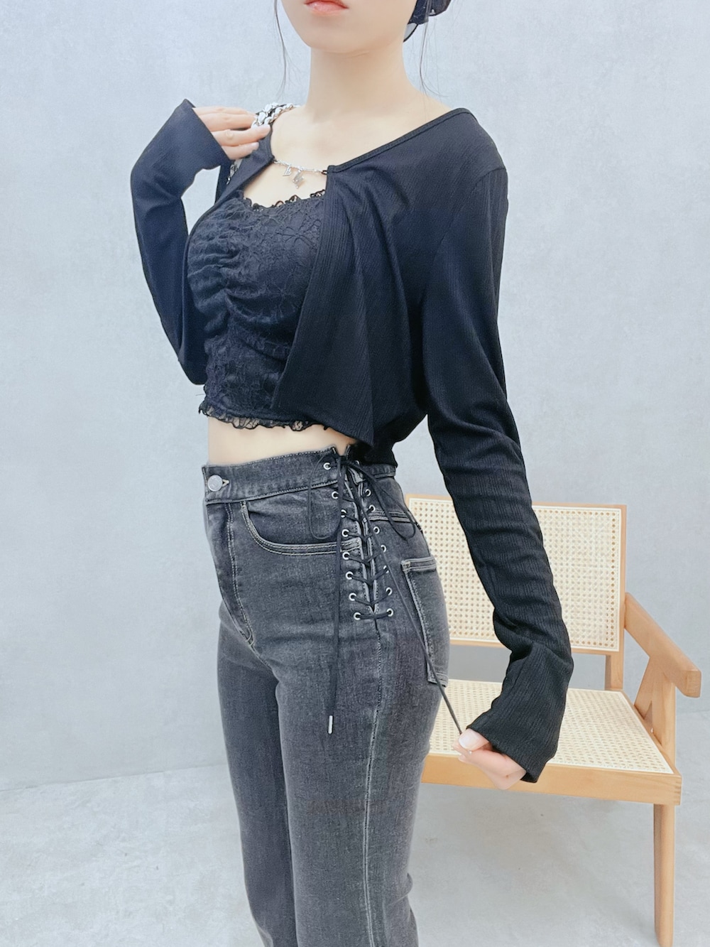 ブラック系のTシャツ/カットソー、ブラック系のデニムパンツ、ブラック系のサンダルを着用したレディースの春コーディネートの5枚目の写真