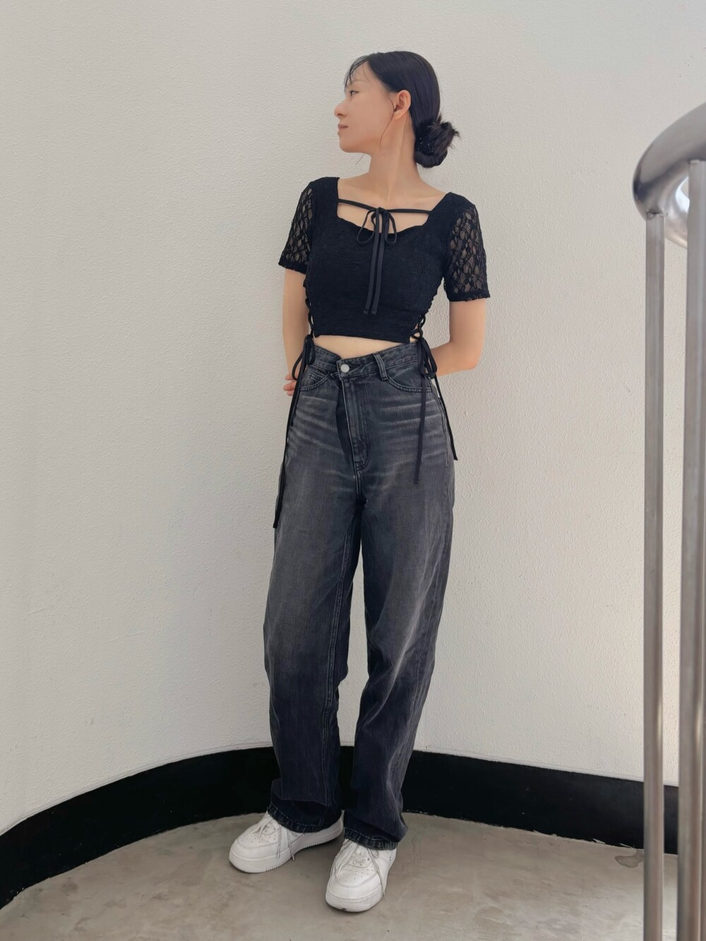 ブラック系のTシャツ/カットソーを着用したレディースの夏コーディネートの2枚目の写真