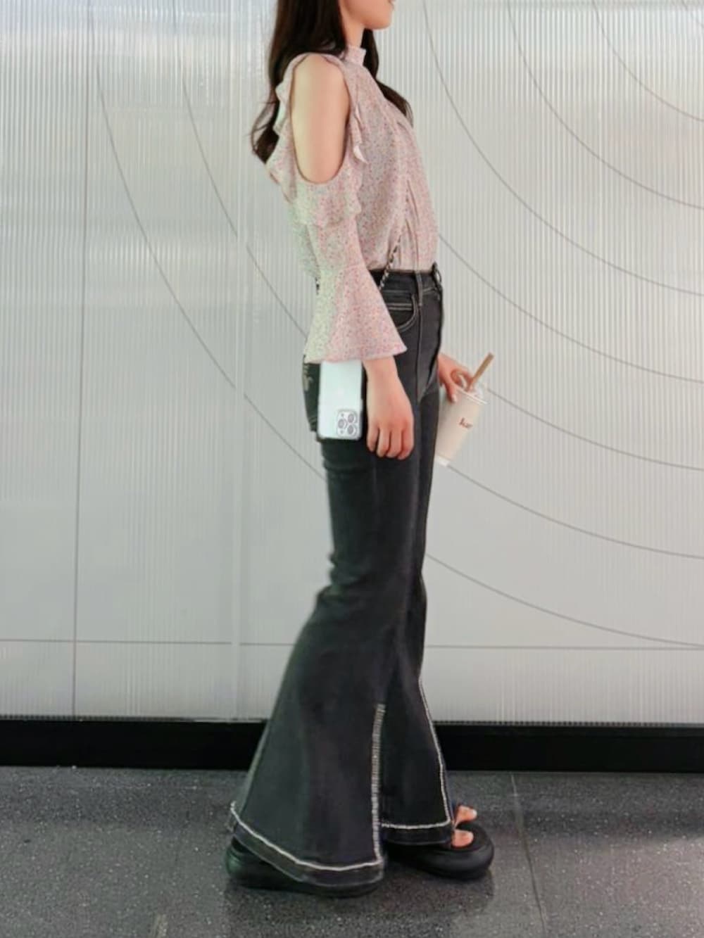 ピンク系のシャツ/ブラウス、ブラック系のデニムパンツを着用したレディースの春コーディネートの2枚目の写真