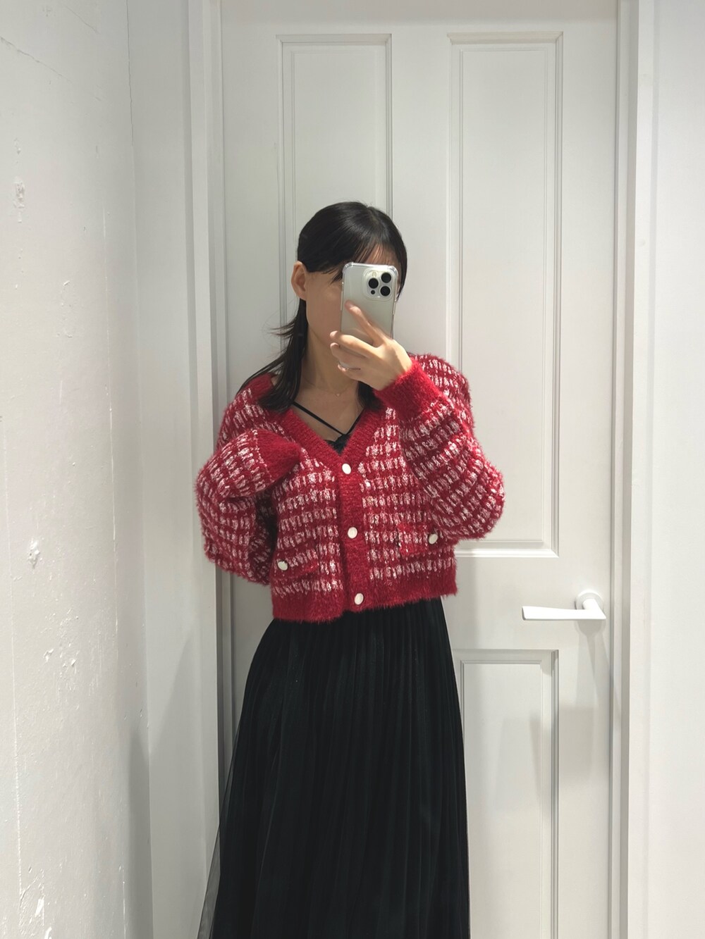 レッド系のカーディガン/ボレロ、ブラック系のキャミソール、ブラック系のローファーを着用したレディースの冬コーディネートの4枚目の写真