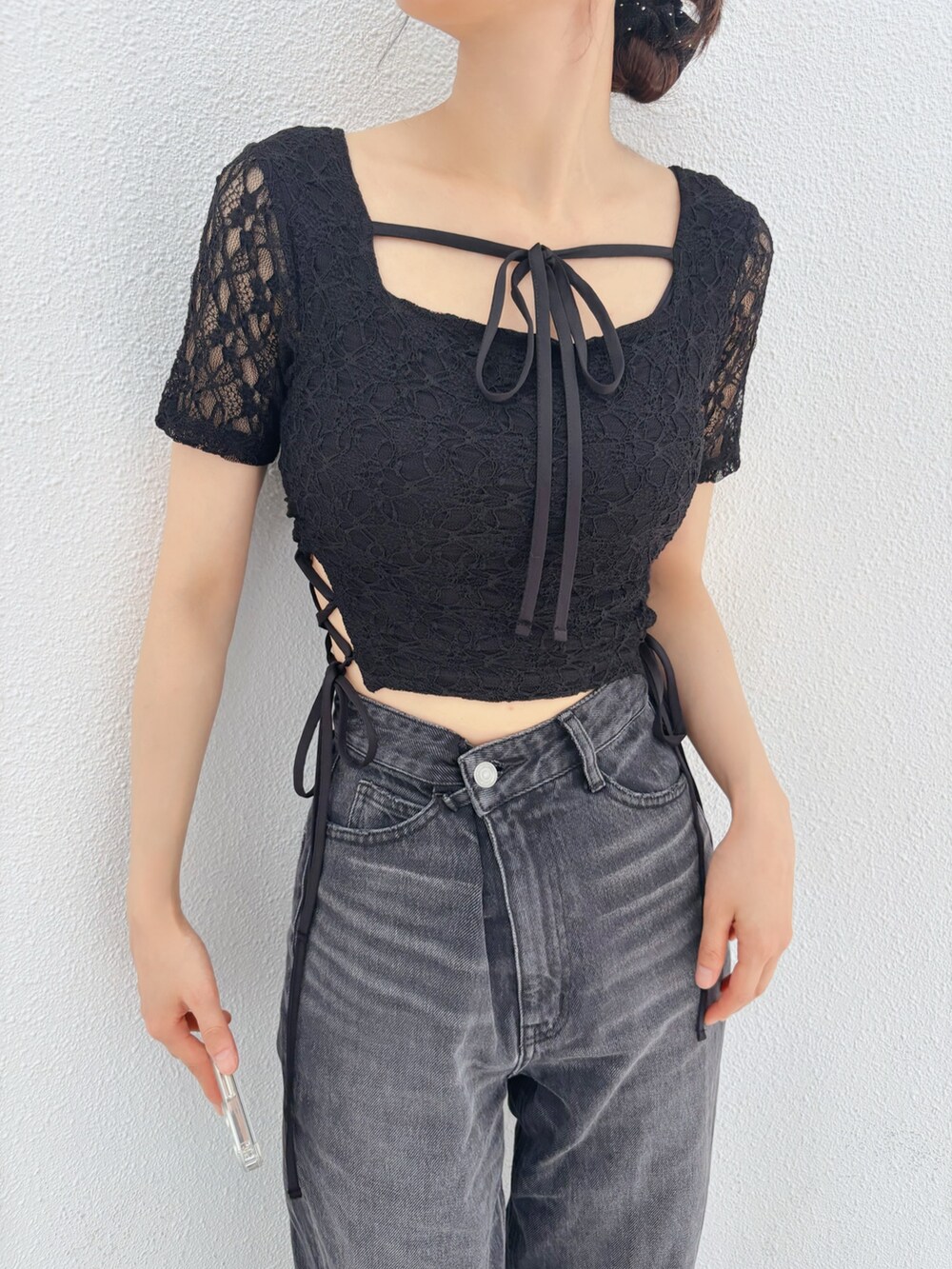 ブラック系のTシャツ/カットソーを着用したレディースの夏コーディネートの6枚目の写真