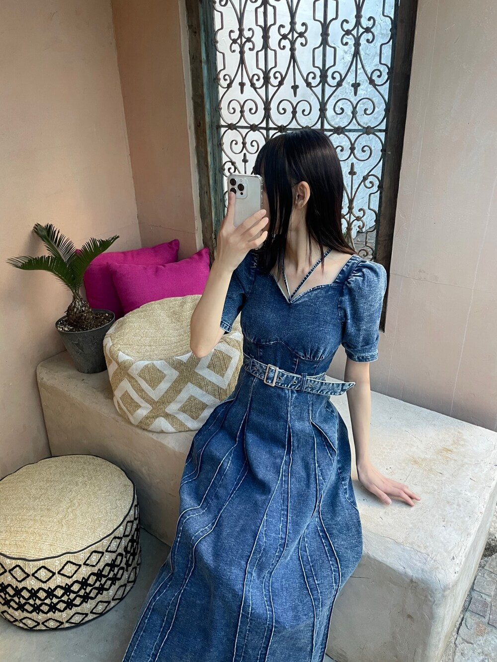 ブルー系のワンピース、ホワイト系のサンダルを着用したレディースの春コーディネートの2枚目の写真