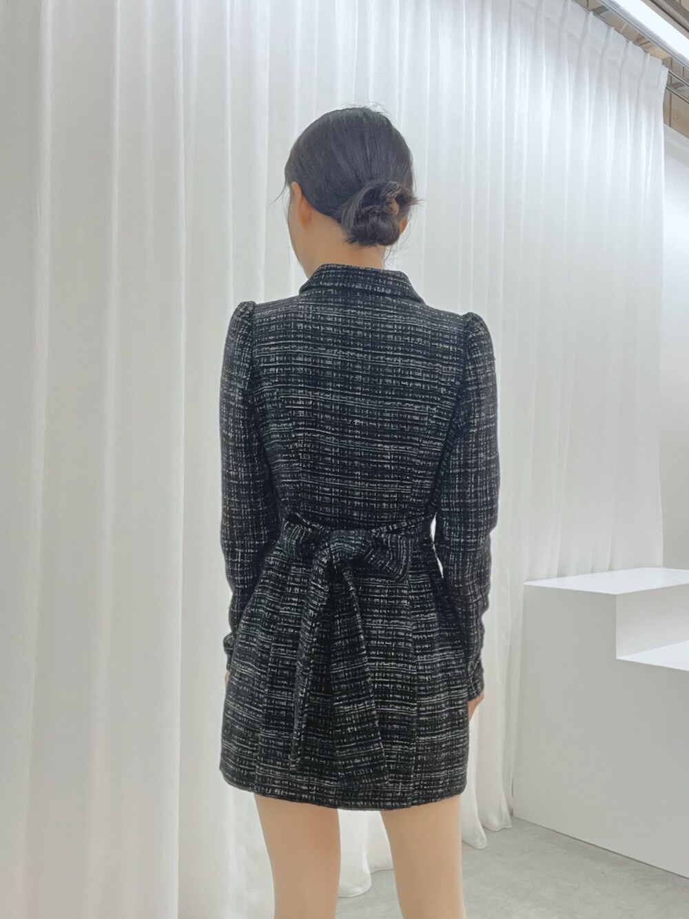 ブラック系のワンピース、その他のブーツを着用したレディースの秋コーディネートの6枚目の写真