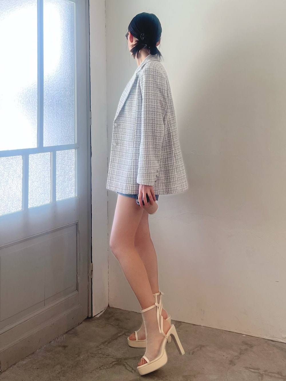 ブルー系のその他パンツ、ブルー系のテーラードジャケット、ホワイト系のサンダルを着用したレディースの春コーディネートの3枚目の写真