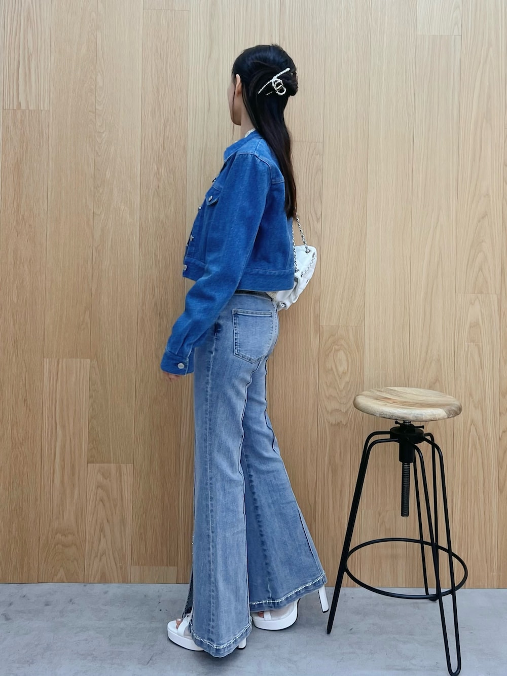 イエロー系のシャツ/ブラウス、ブルー系のデニムパンツ、ブルー系のデニムジャケットを着用したレディースの春コーディネートの2枚目の写真