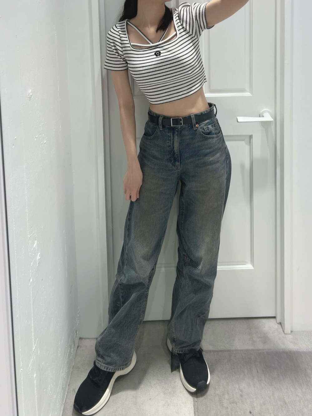 ブラック系のブーツ、その他のTシャツ/カットソーを着用したレディースの春コーディネートの3枚目の写真