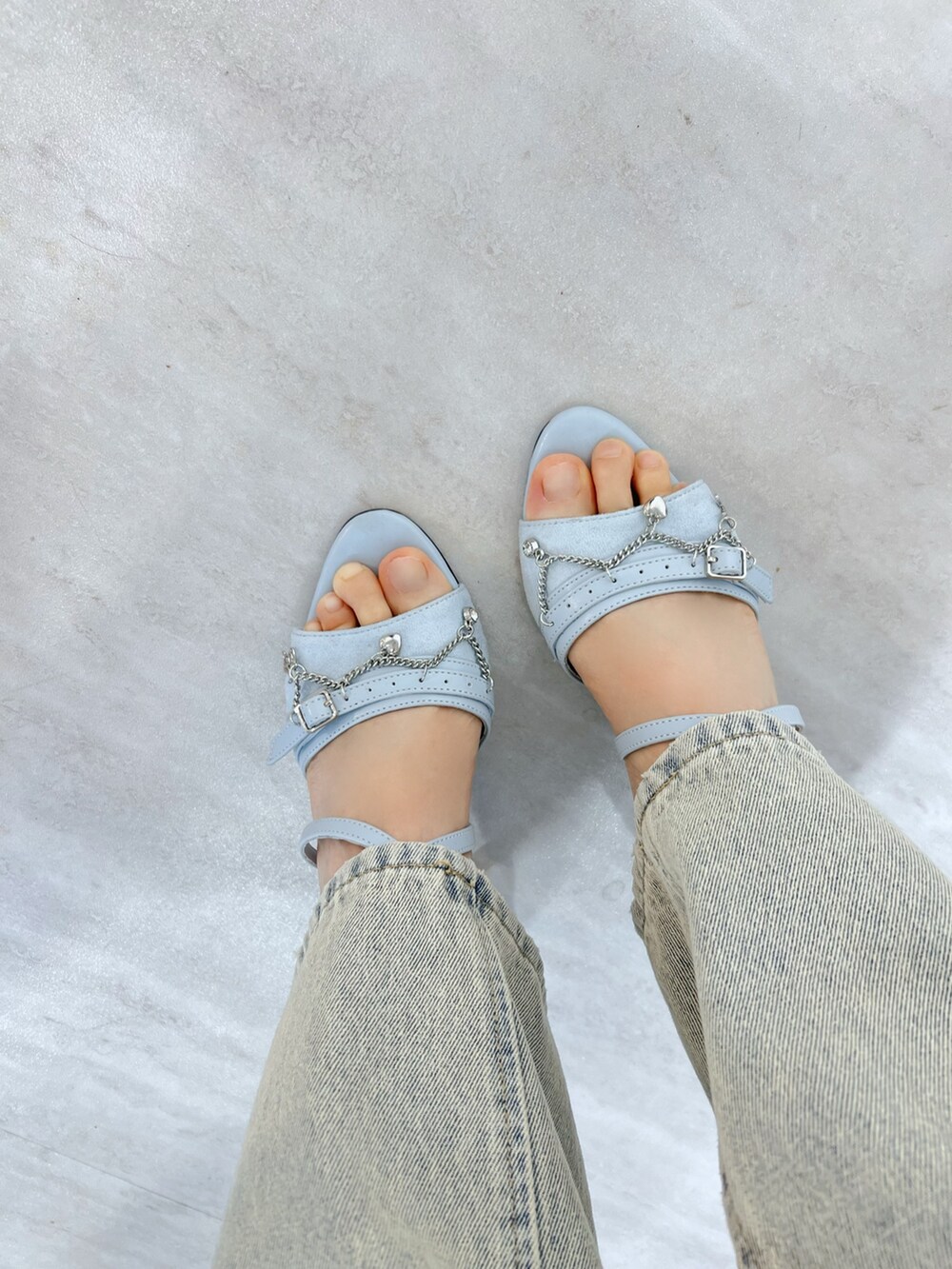 ブルー系のデニムパンツ、ブルー系のサンダル、ホワイト系のTシャツ/カットソーを着用したレディースの夏コーディネートの6枚目の写真