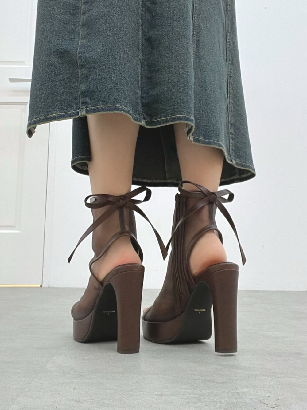 ブルー系のワンピース、ブラウン系のサンダルを着用したレディースの秋コーディネートの9枚目の写真