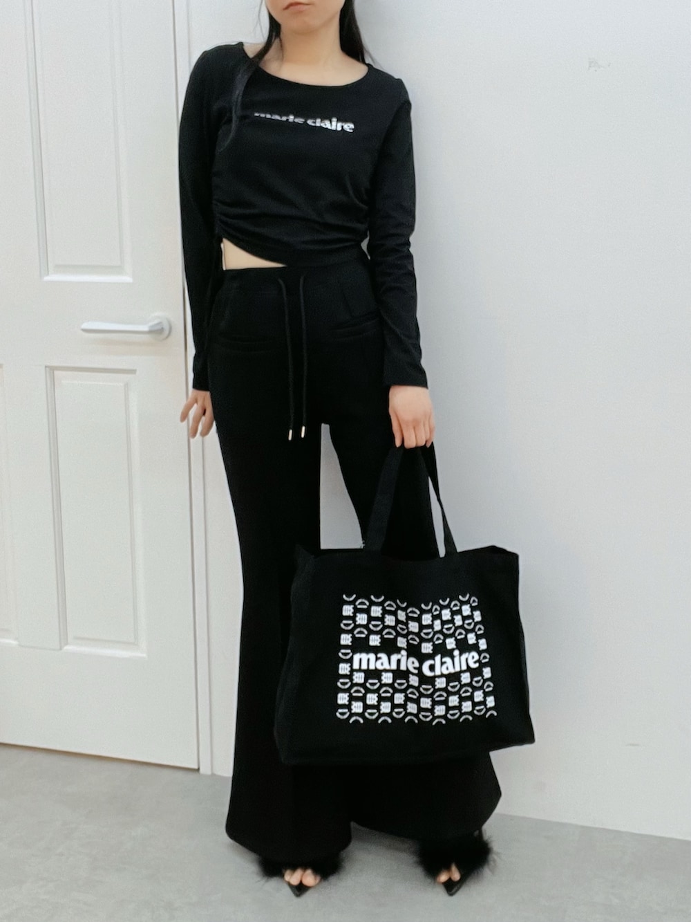 ブラック系のその他パンツ、ブラック系のTシャツ/カットソー、ブラック系のトートバッグを着用したレディースの冬コーディネートの4枚目の写真