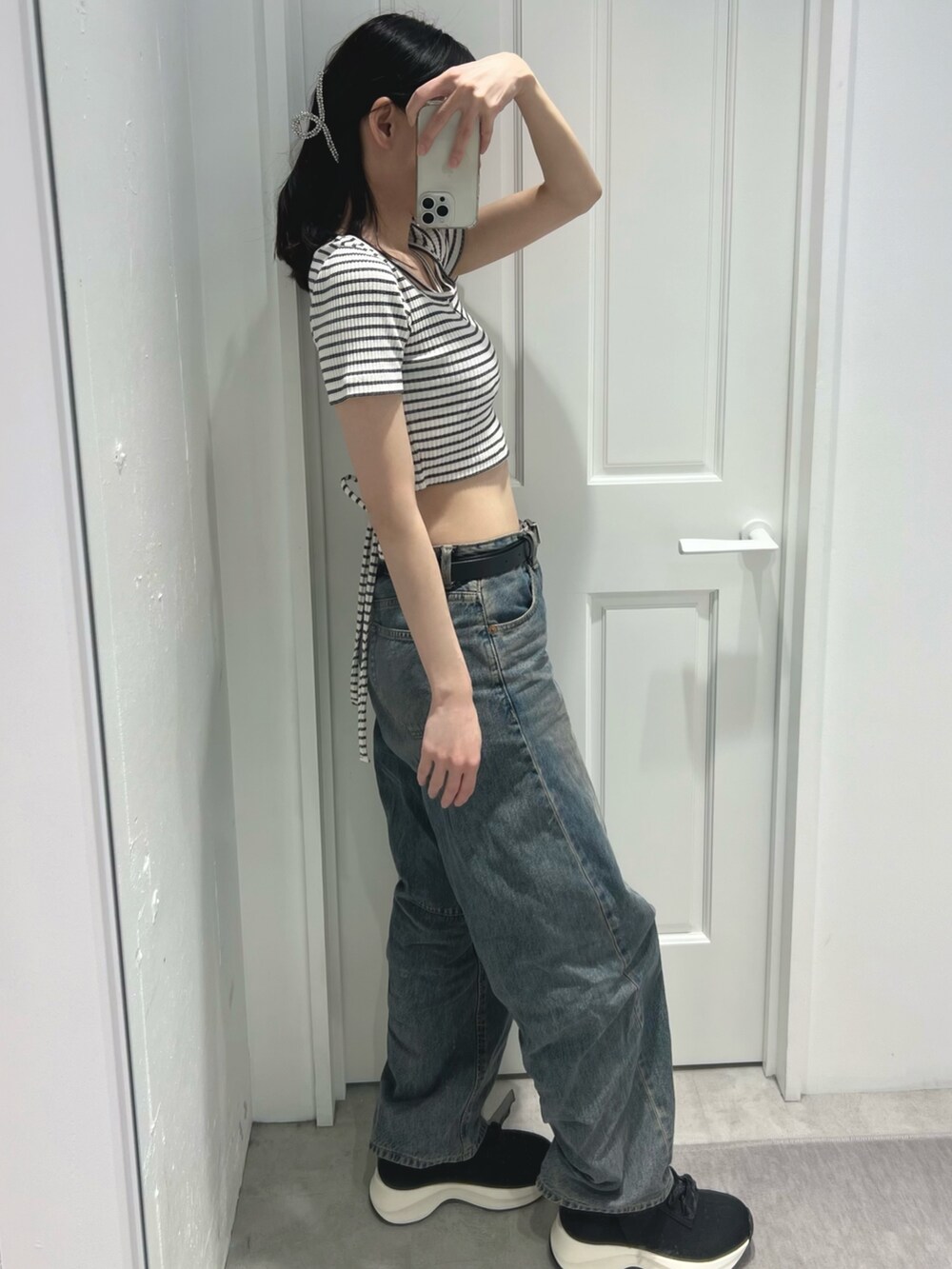 ブラック系のブーツ、その他のTシャツ/カットソーを着用したレディースの春コーディネートの4枚目の写真