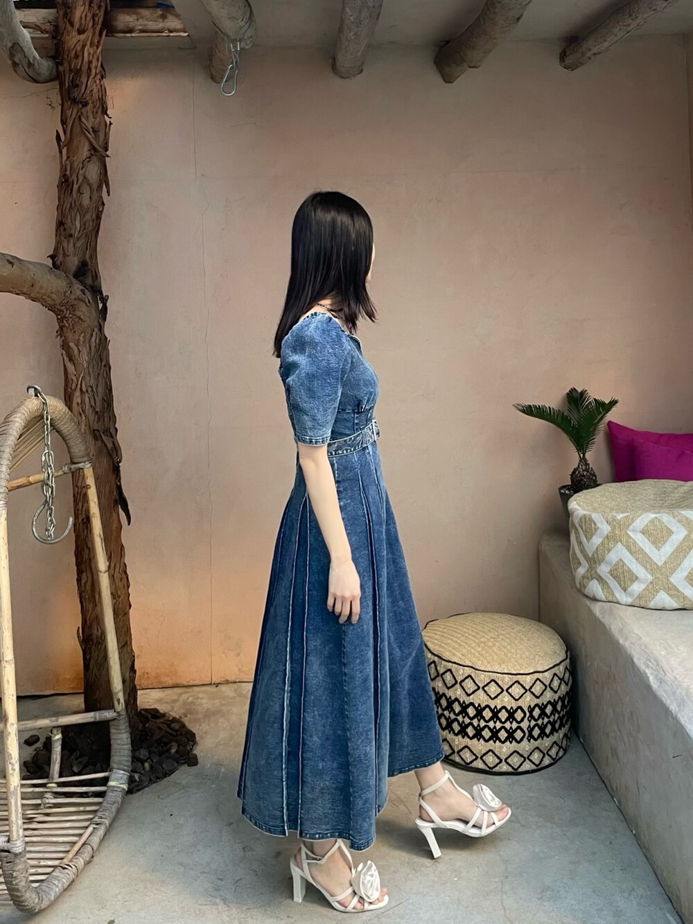 ブルー系のワンピース、ホワイト系のサンダルを着用したレディースの春コーディネートの4枚目の写真