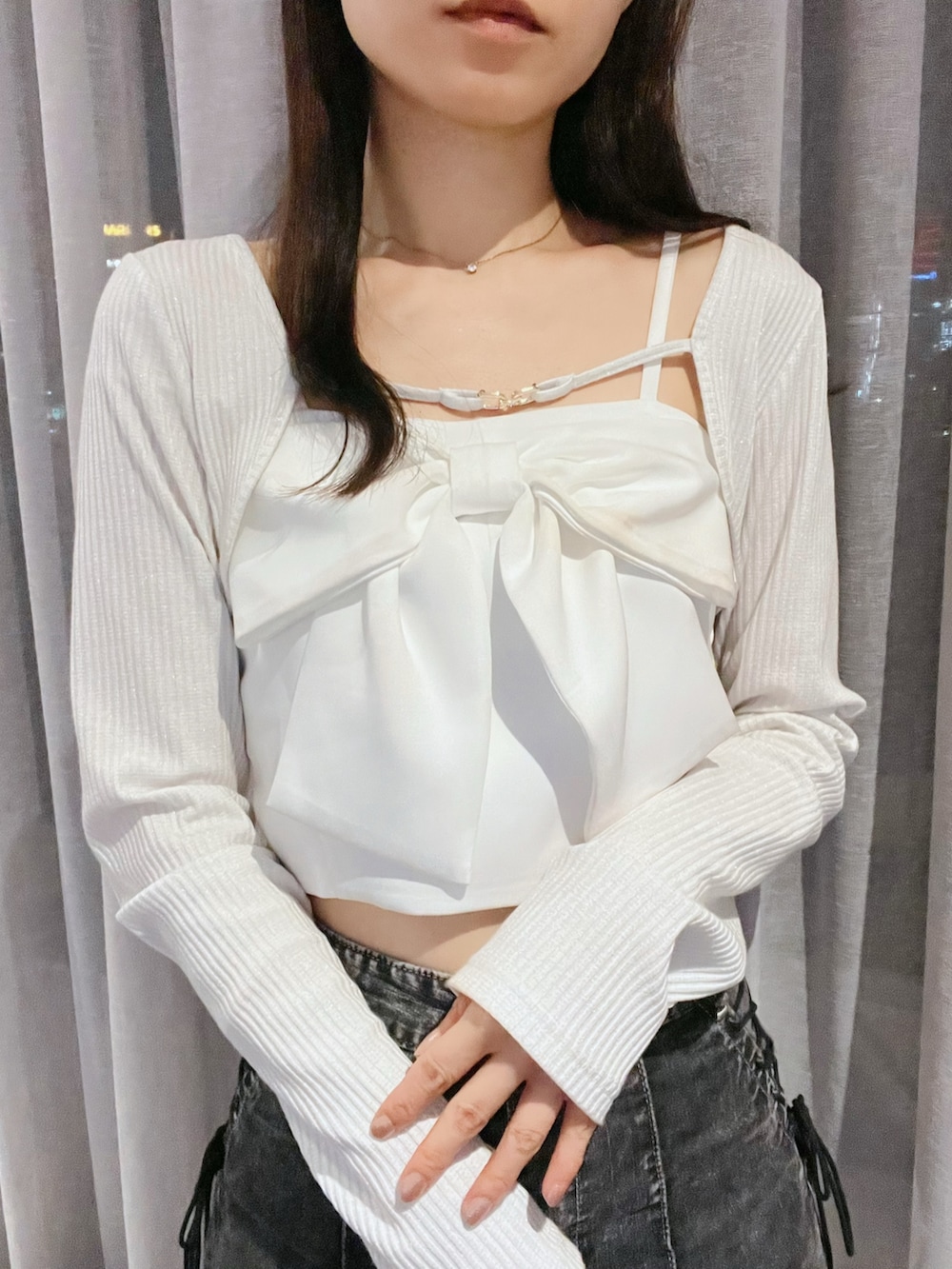 ブラック系のデニムパンツ、ホワイト系のシャツ/ブラウス、ゴールド系のネックレスを着用したレディースの夏コーディネートの6枚目の写真