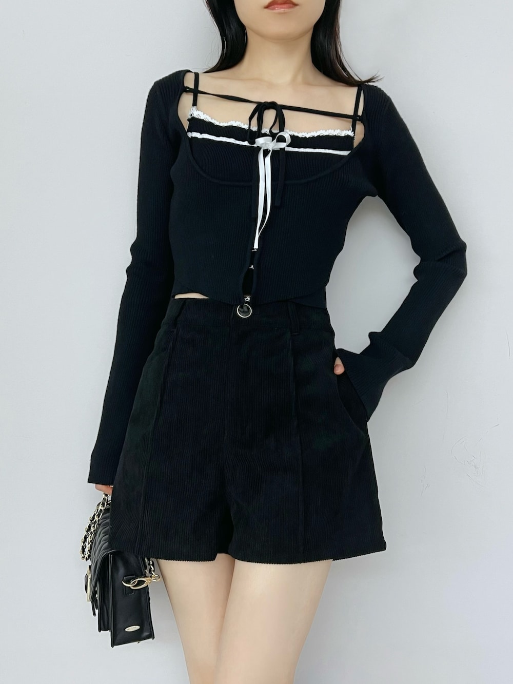 ブラック系のその他パンツ、ブラック系のニット/セーター、ブラック系のブーツを着用したレディースの秋コーディネートの4枚目の写真