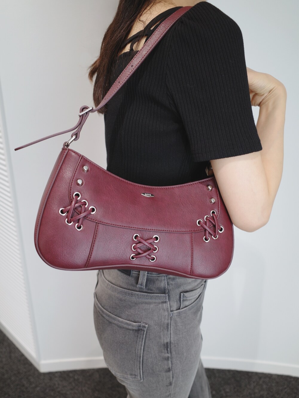 ブラック系のデニムパンツ、ブラック系のサンダル、レッド系のショルダーバッグを着用したレディースの夏コーディネートの7枚目の写真