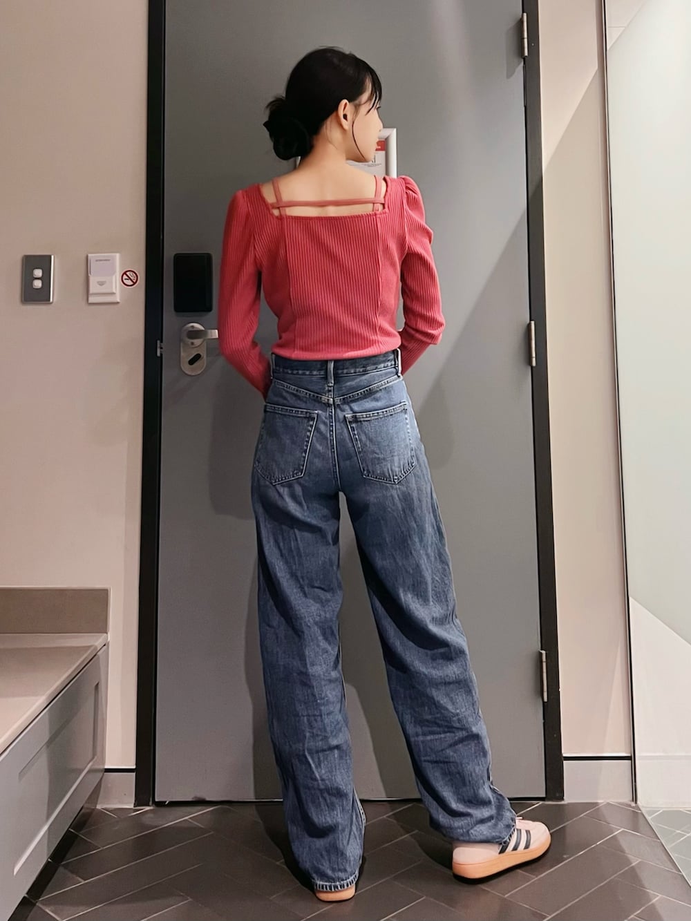 ピンク系のTシャツ/カットソーを着用したレディースの冬コーディネートの3枚目の写真