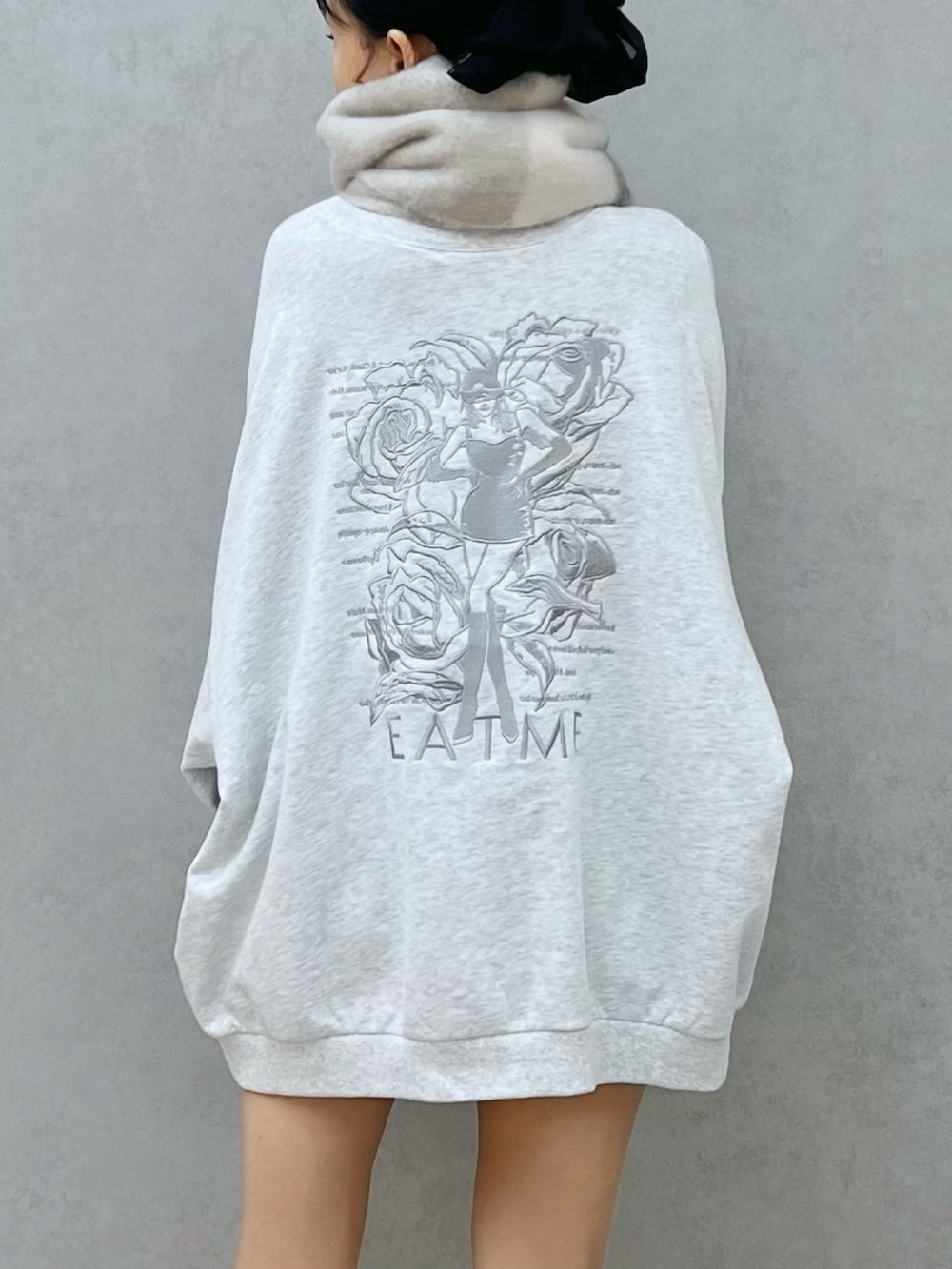 グレー系のスウェット、ホワイト系のブーツ、グレー系のマフラーを着用したレディースの秋コーディネートの5枚目の写真