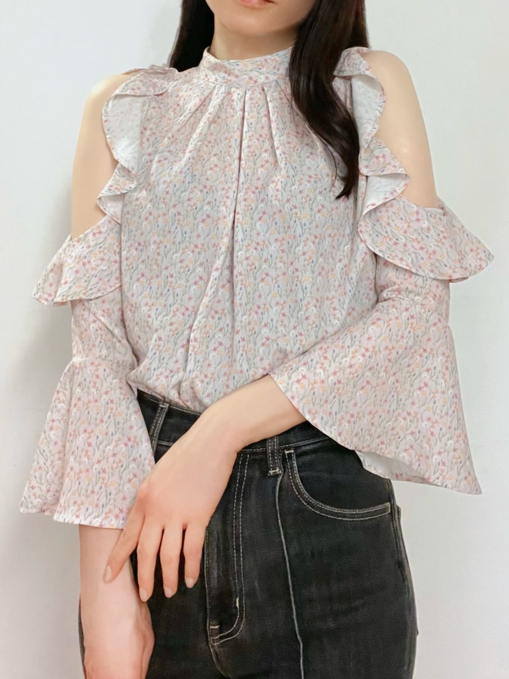 ピンク系のシャツ/ブラウス、ブラック系のデニムパンツを着用したレディースの春コーディネートの6枚目の写真