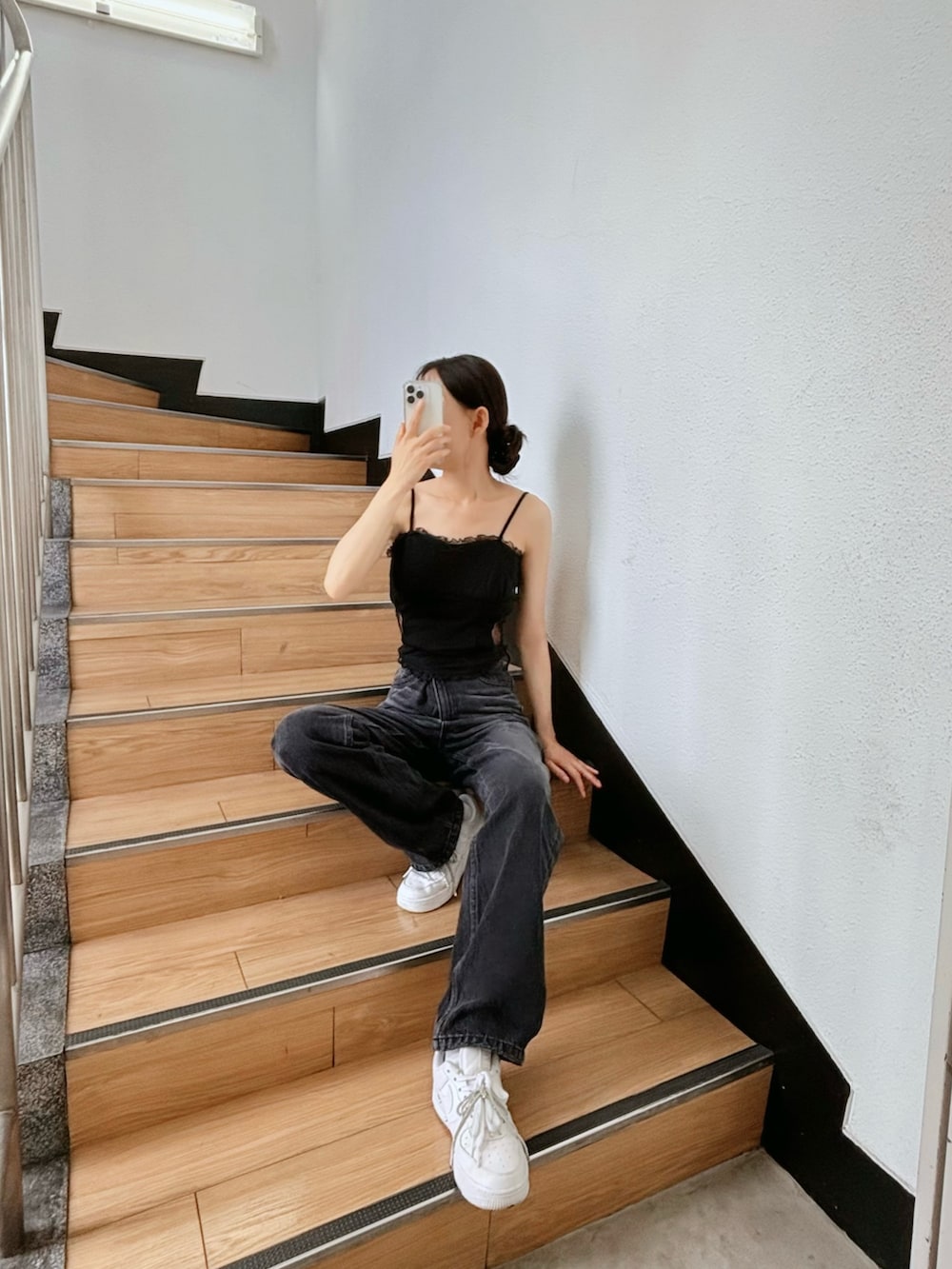 ブラック系のキャミソールを着用したレディースの夏コーディネートの4枚目の写真