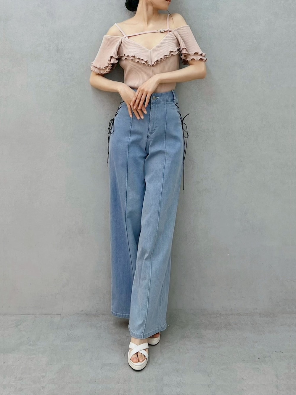 ブルー系のデニムパンツ、ピンク系のTシャツ/カットソー、ホワイト系のサンダルを着用したレディースの夏コーディネートの5枚目の写真