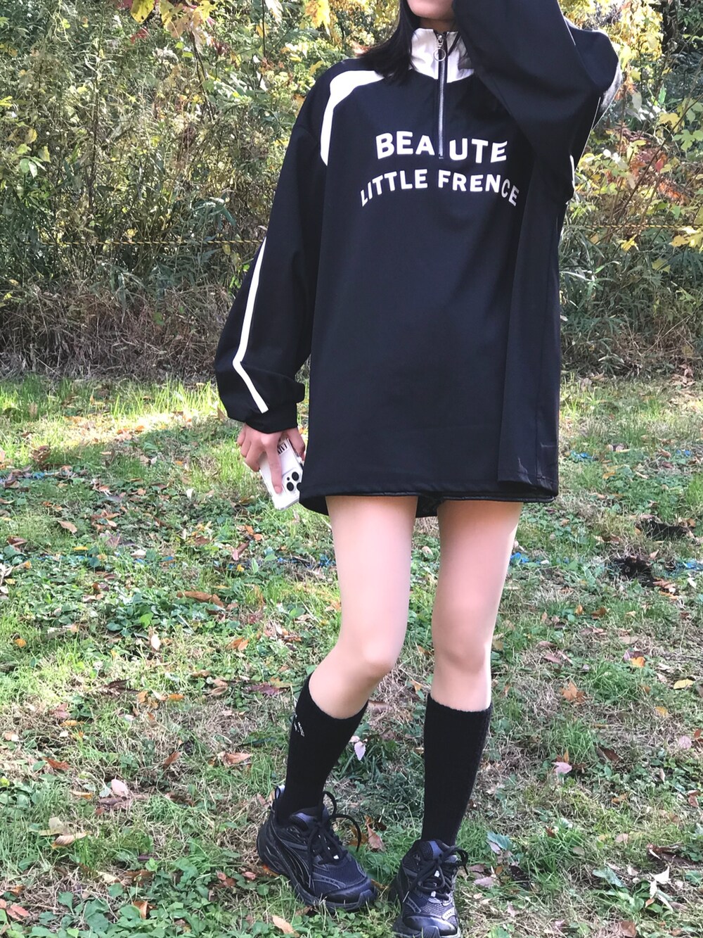 ブラック系のTシャツ/カットソーを着用したレディースの冬コーディネートの2枚目の写真