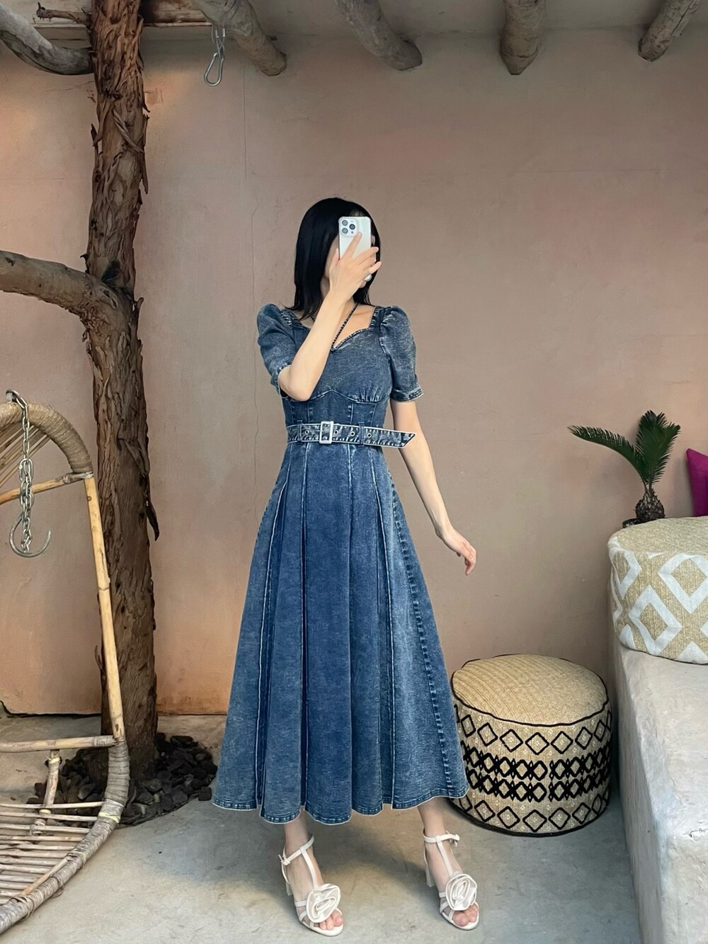 ブルー系のワンピース、ホワイト系のサンダルを着用したレディースの春コーディネートの3枚目の写真