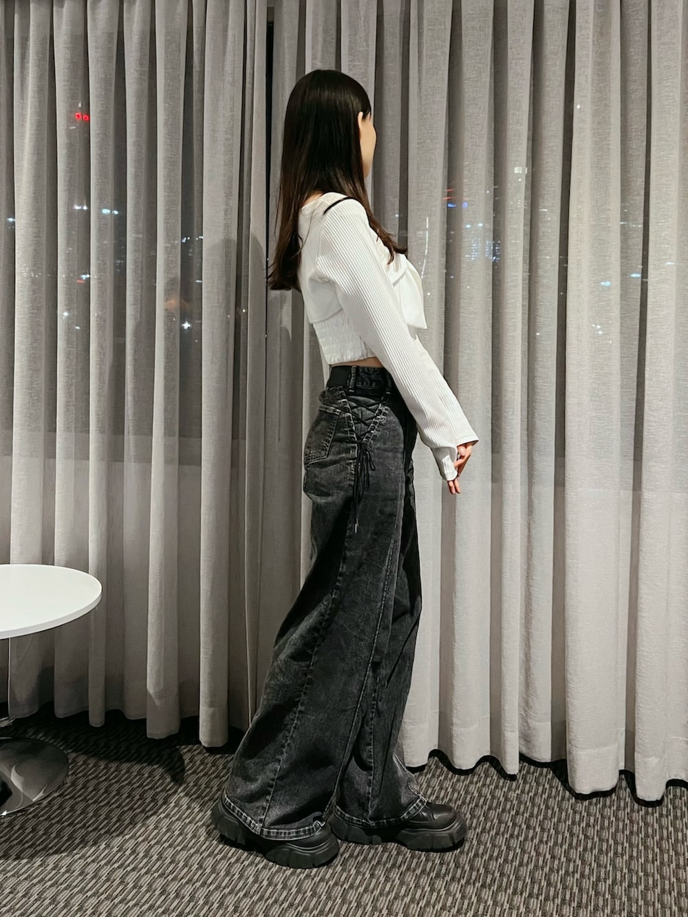 ブラック系のデニムパンツ、ホワイト系のシャツ/ブラウス、ゴールド系のネックレスを着用したレディースの夏コーディネートの2枚目の写真