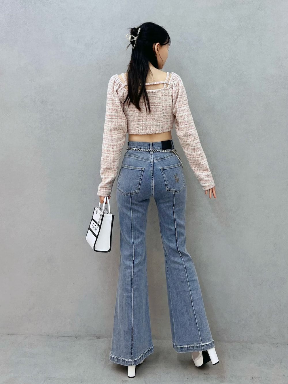 ホワイト系のショルダーバッグ、ホワイト系のブーツ、ピンク系のシャツ/ブラウスを着用したレディースの春コーディネートの3枚目の写真